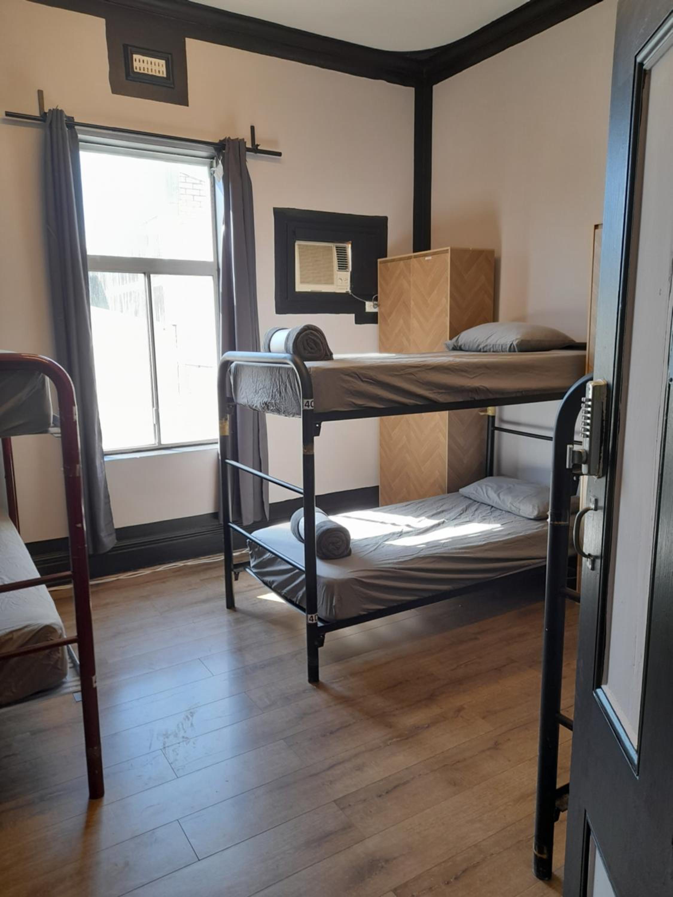 Ozi Inn Backpackers - Perth -Valid International Passport Required