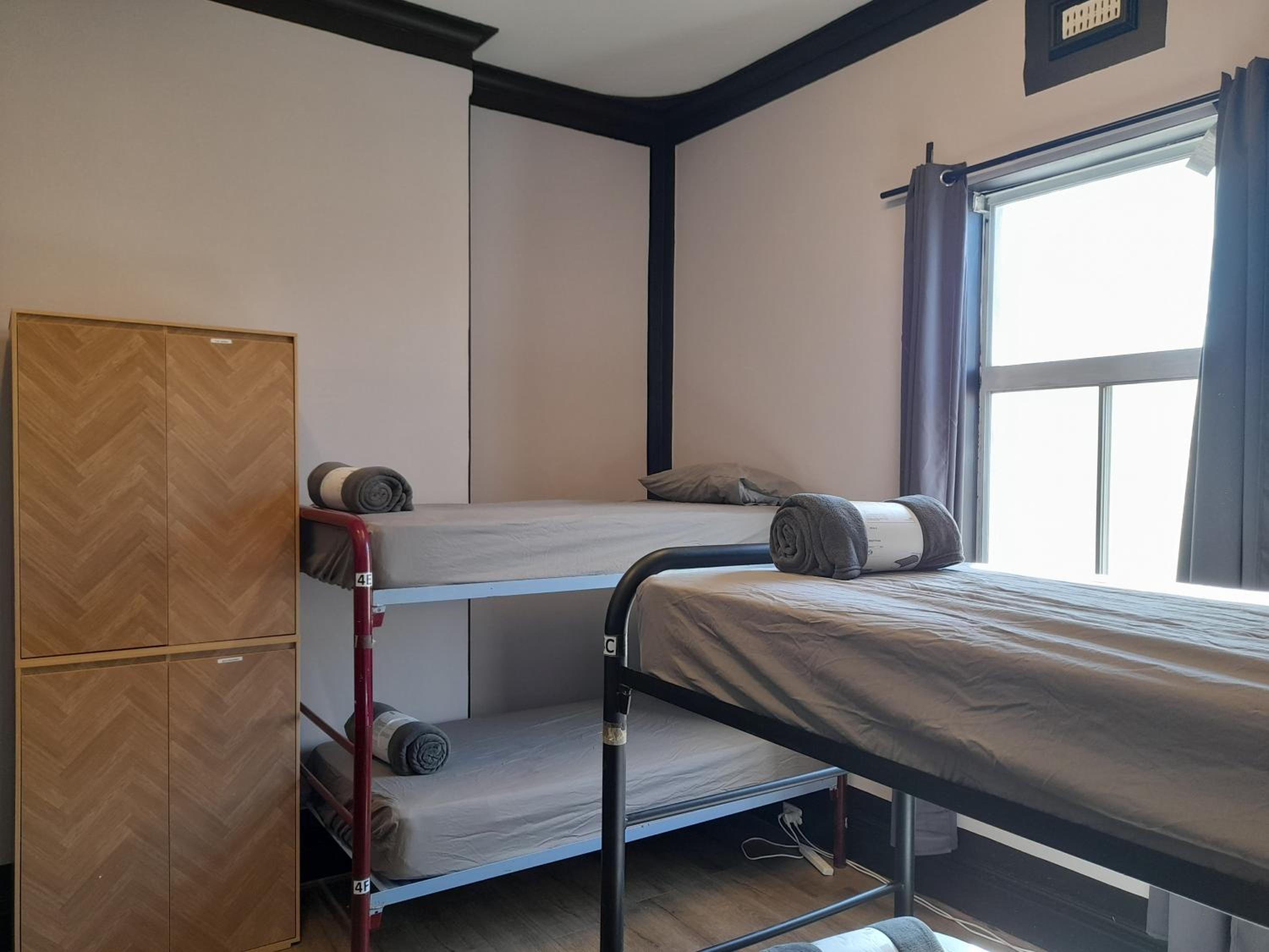 Ozi Inn Backpackers - Perth -Valid International Passport Required