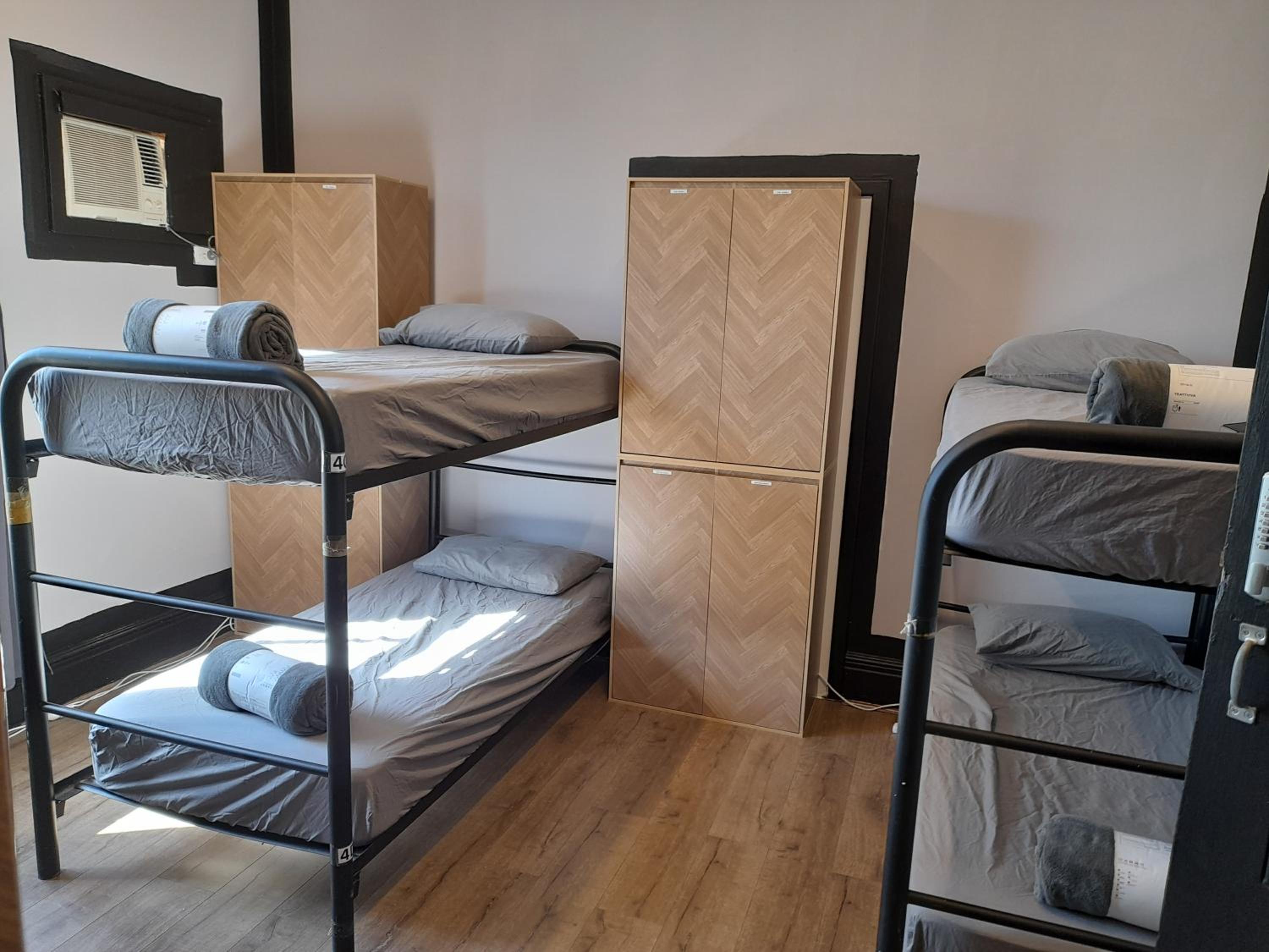 Ozi Inn Backpackers - Perth -Valid International Passport Required
