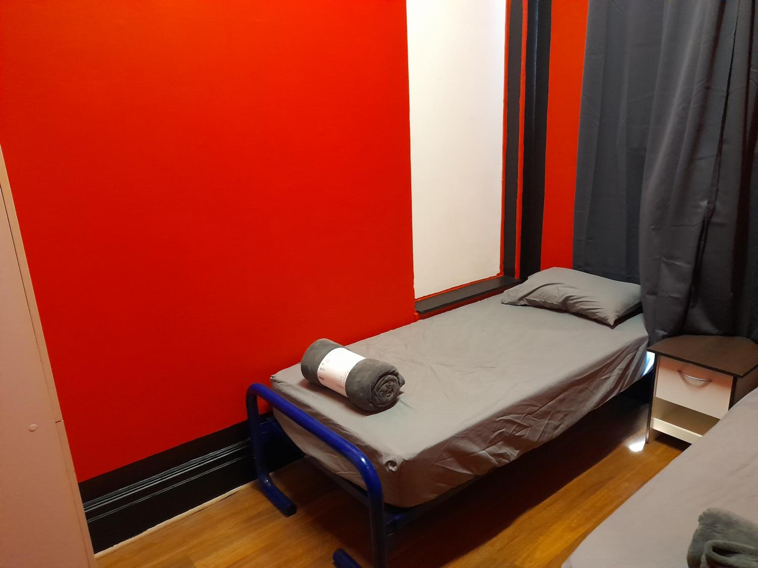 Ozi Inn Backpackers - Perth -Valid International Passport Required
