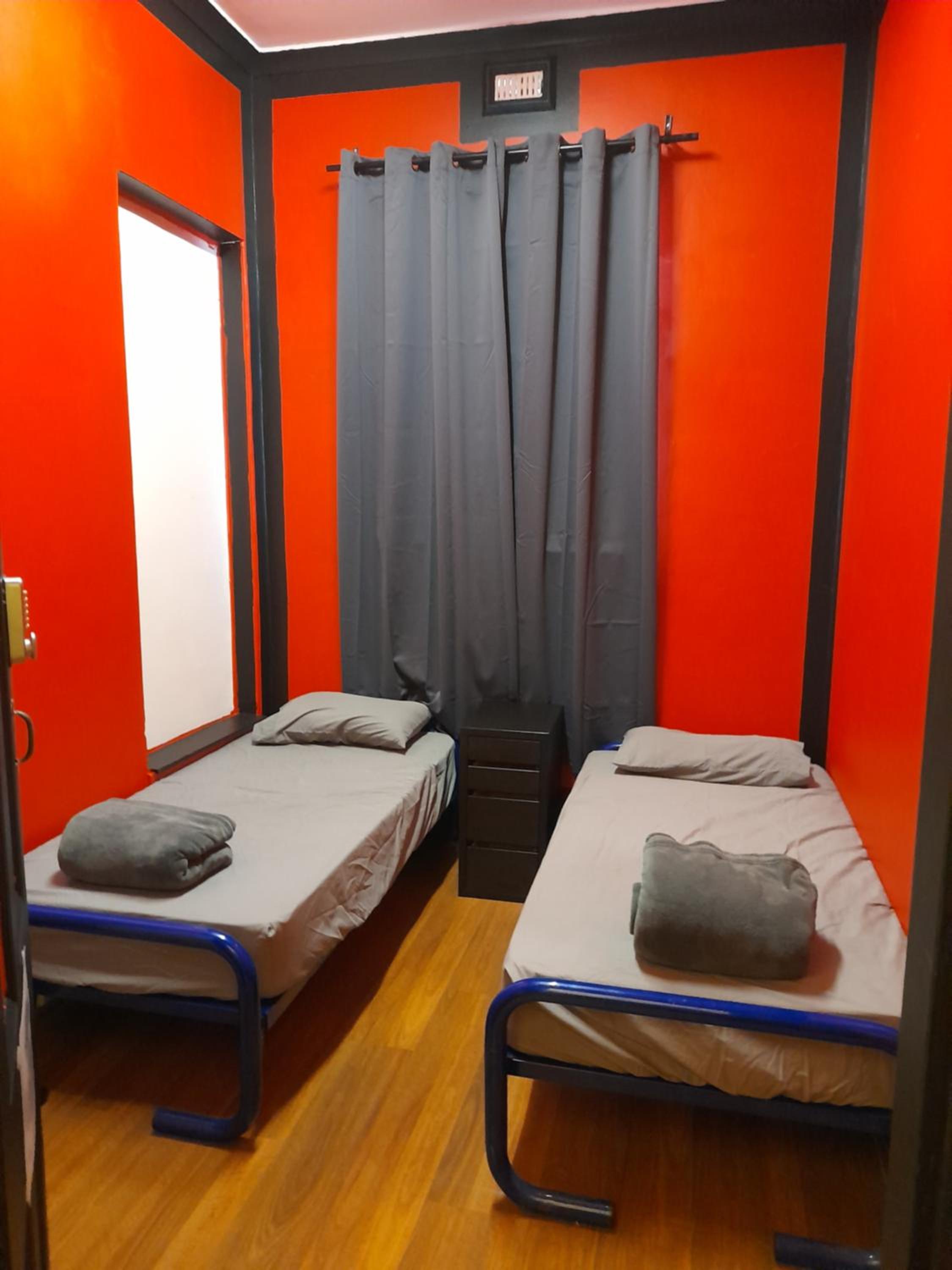 Ozi Inn Backpackers - Perth -Valid International Passport Required