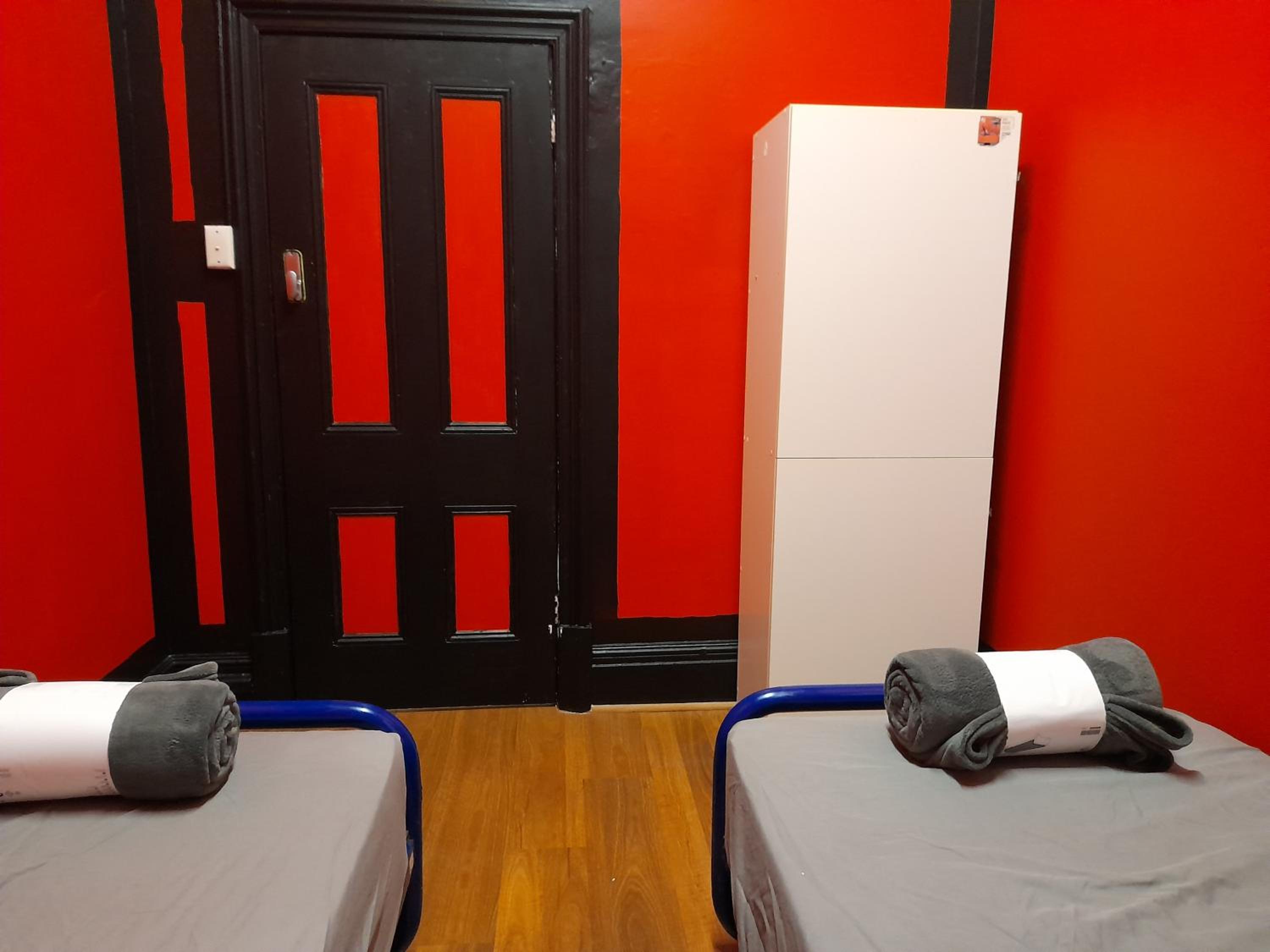Ozi Inn Backpackers - Perth -Valid International Passport Required