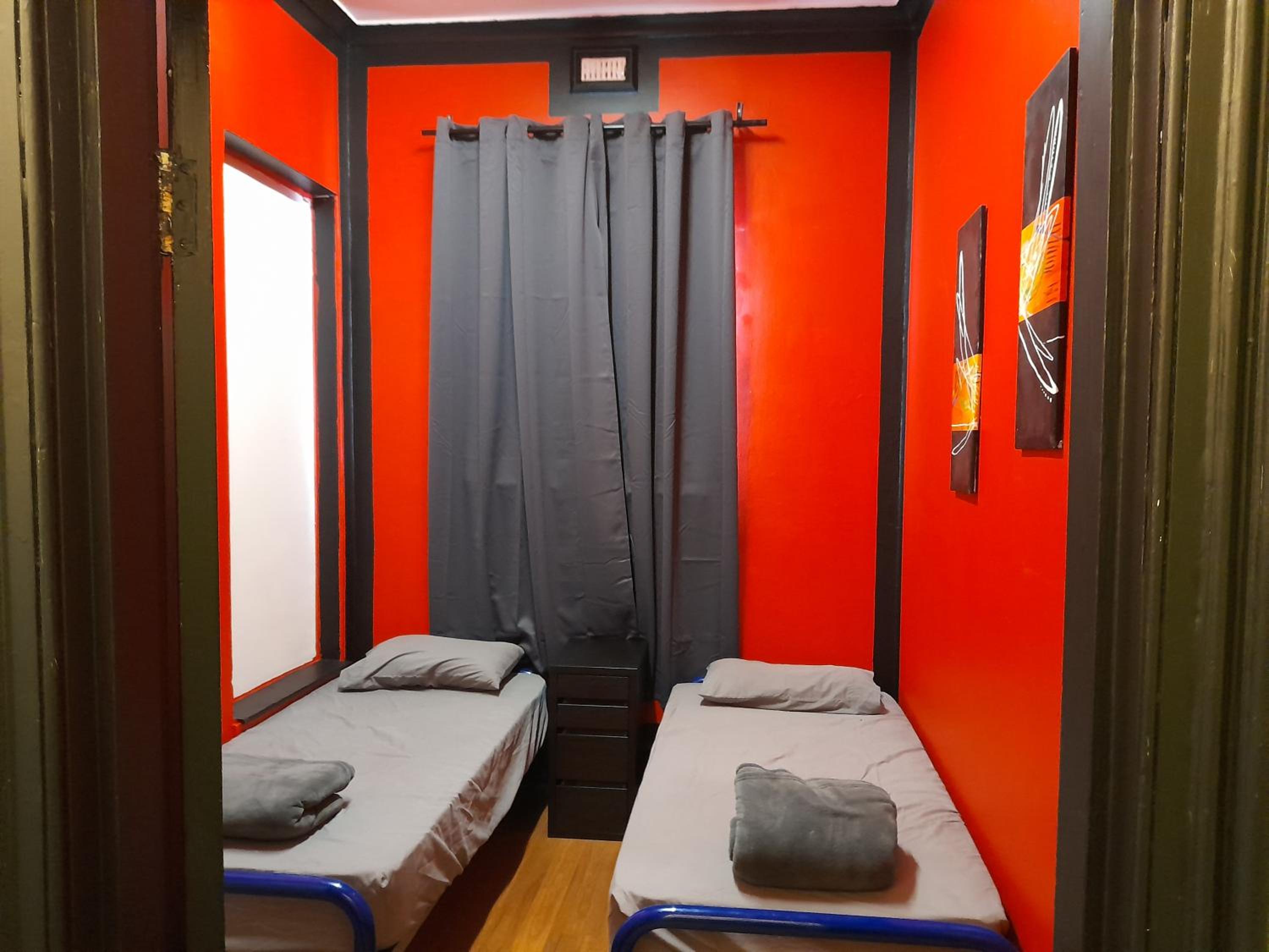 Ozi Inn Backpackers - Perth -Valid International Passport Required