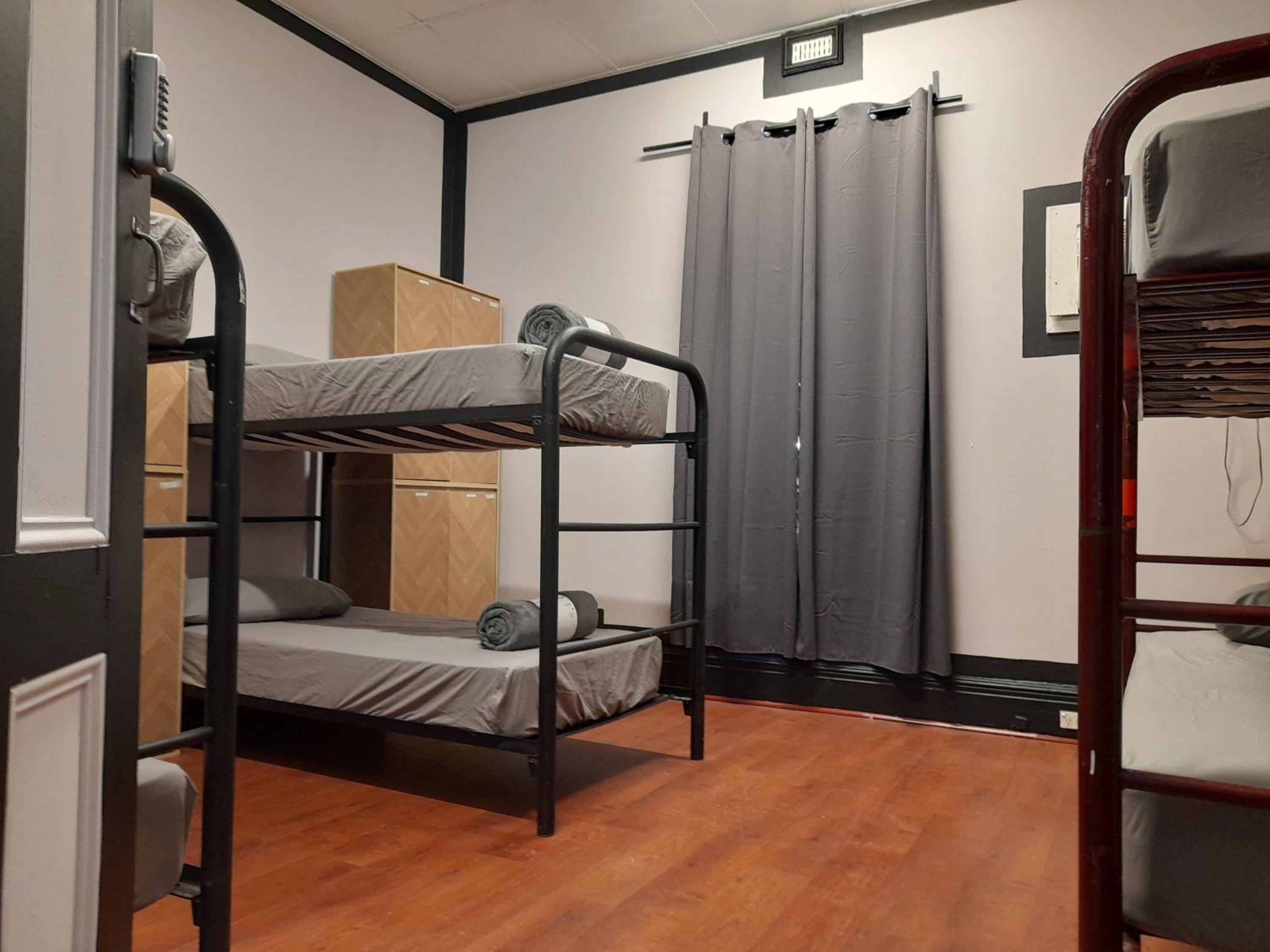 Ozi Inn Backpackers - Perth -Valid International Passport Required
