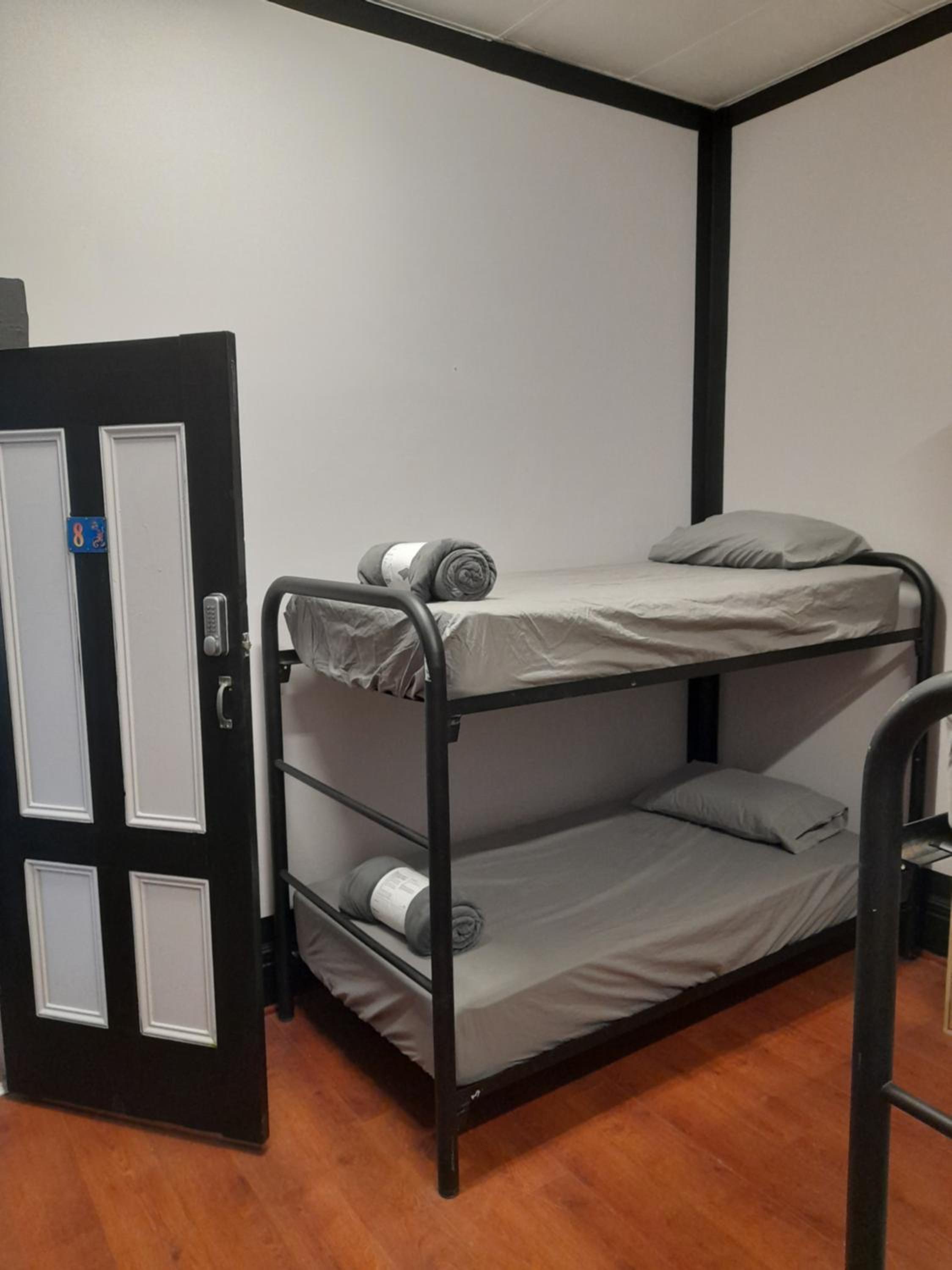 Ozi Inn Backpackers - Perth -Valid International Passport Required