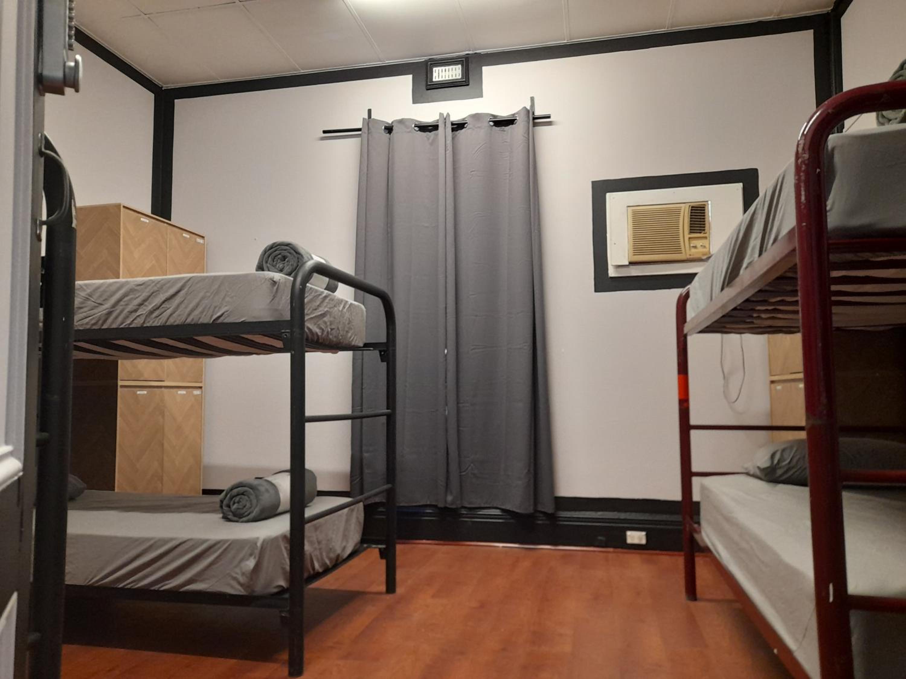 Ozi Inn Backpackers - Perth -Valid International Passport Required