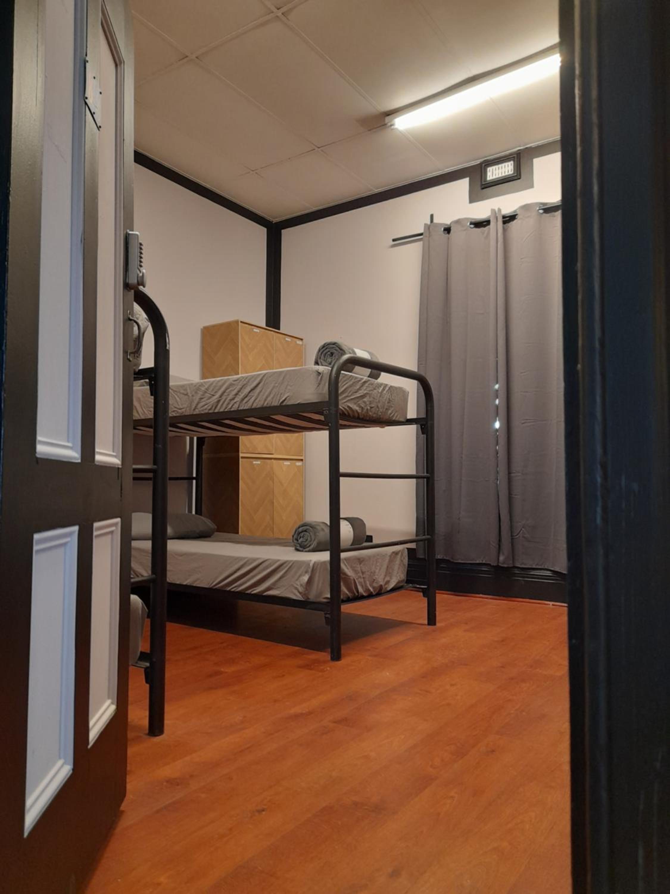 Ozi Inn Backpackers - Perth -Valid International Passport Required