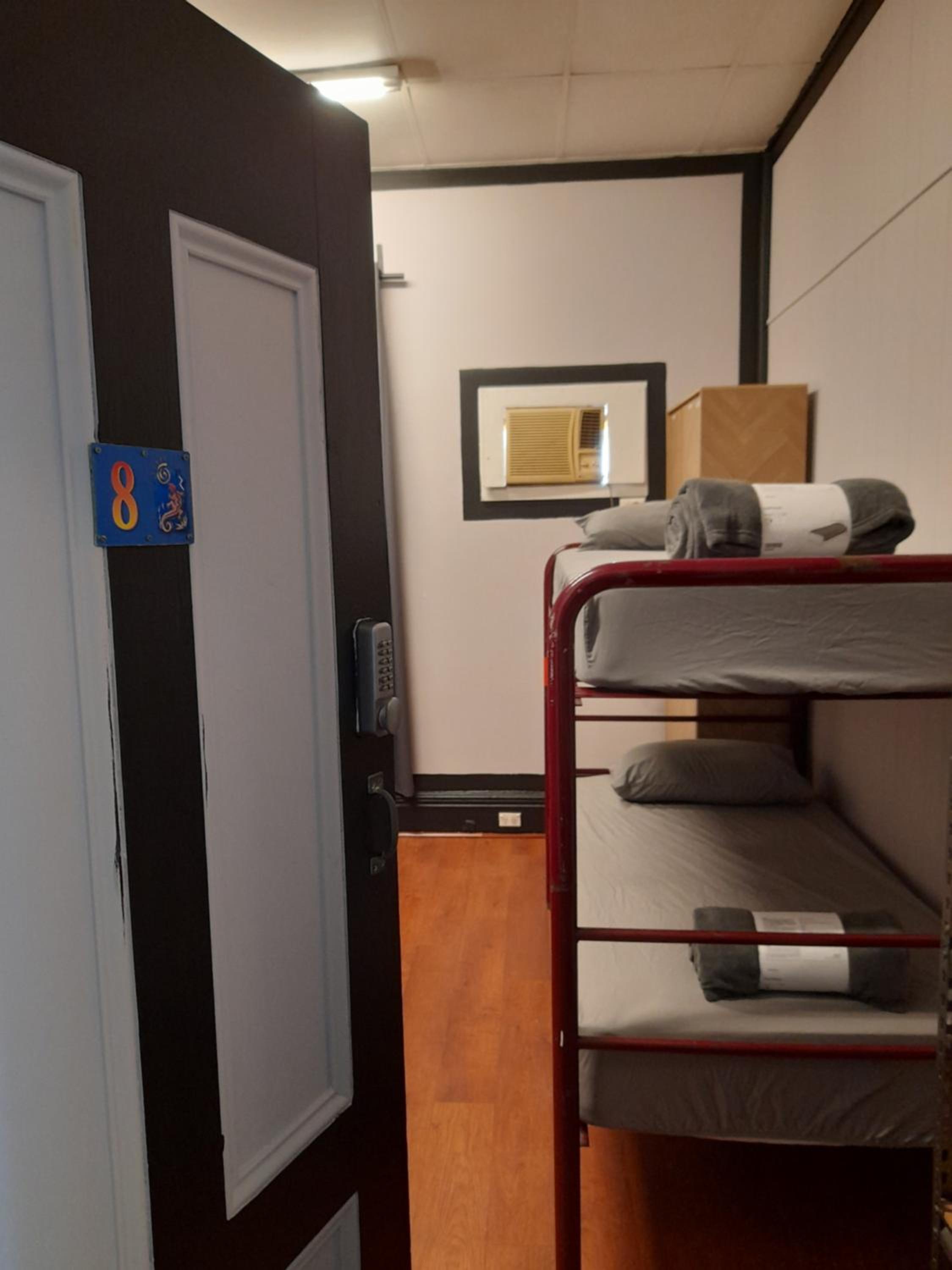Ozi Inn Backpackers - Perth -Valid International Passport Required