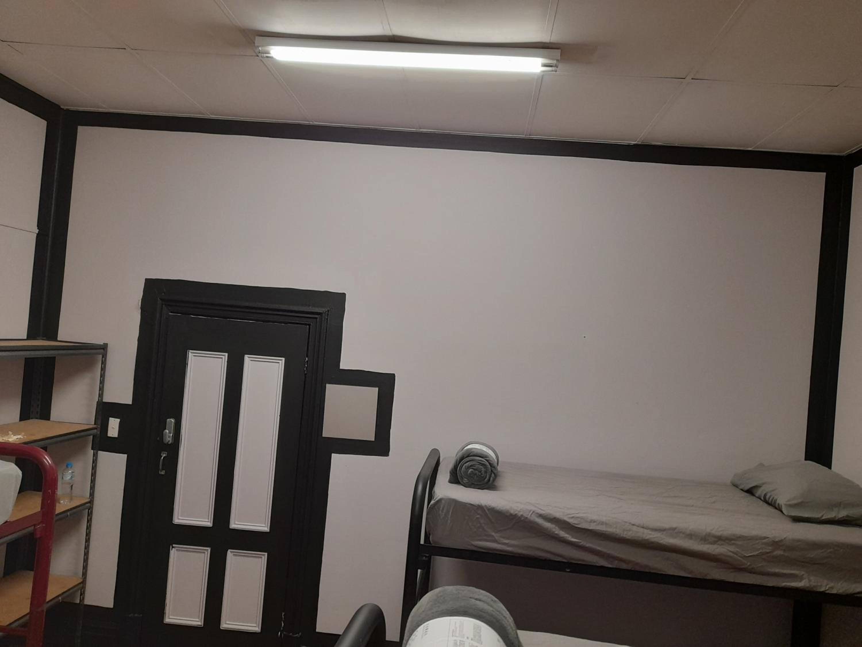 Ozi Inn Backpackers - Perth -Valid International Passport Required