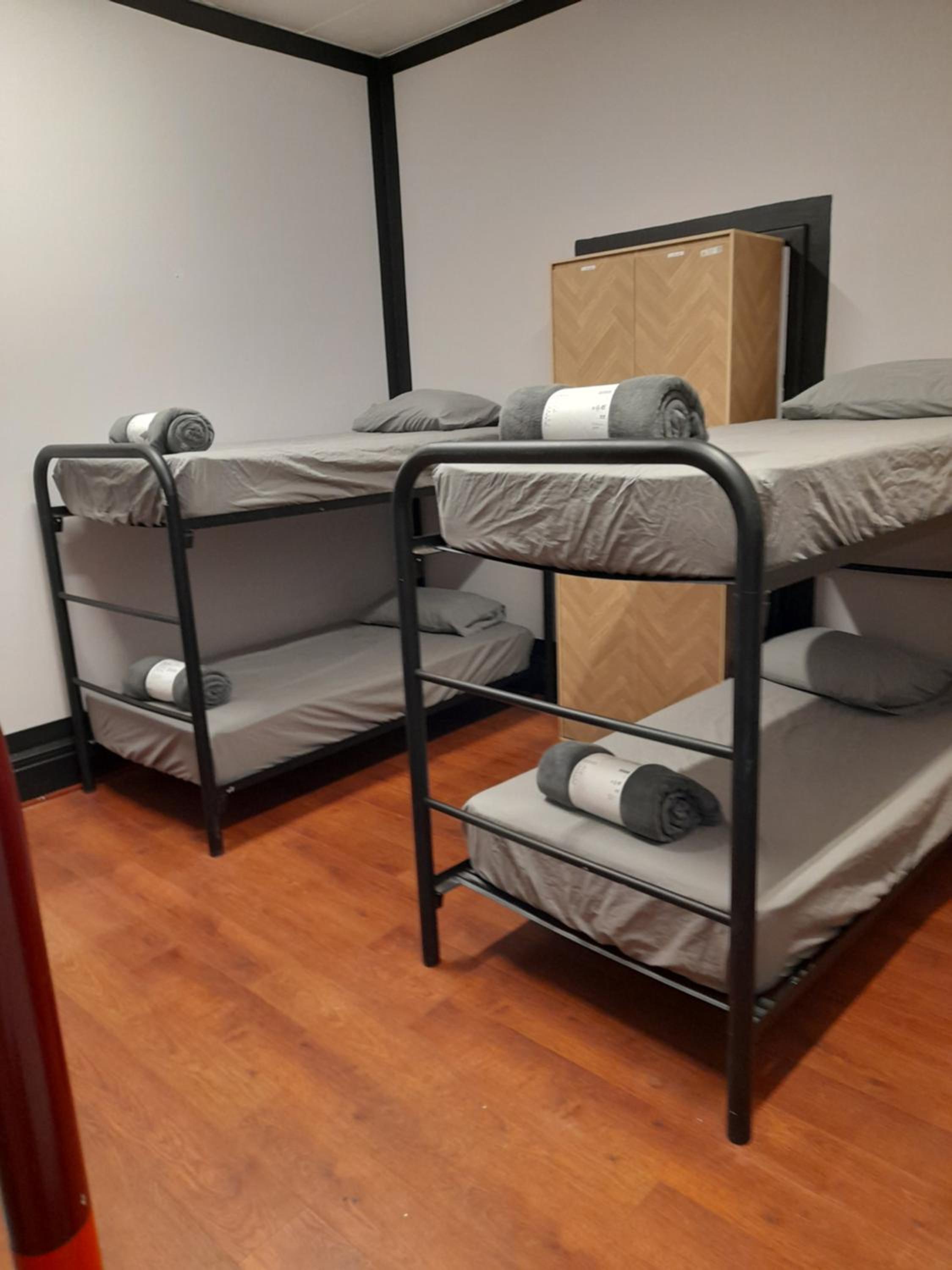 Ozi Inn Backpackers - Perth -Valid International Passport Required