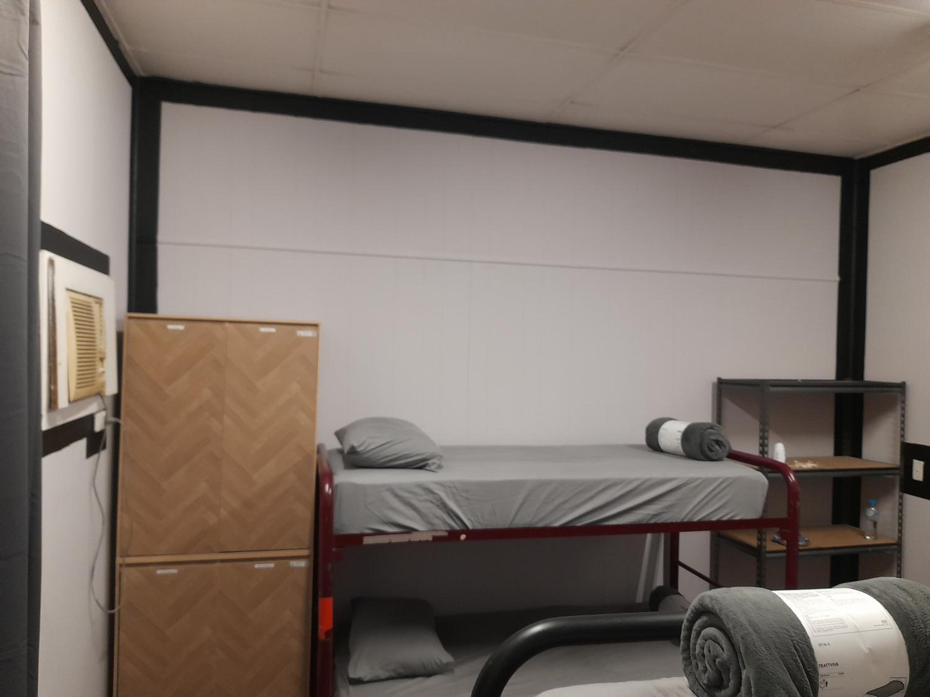 Ozi Inn Backpackers - Perth -Valid International Passport Required