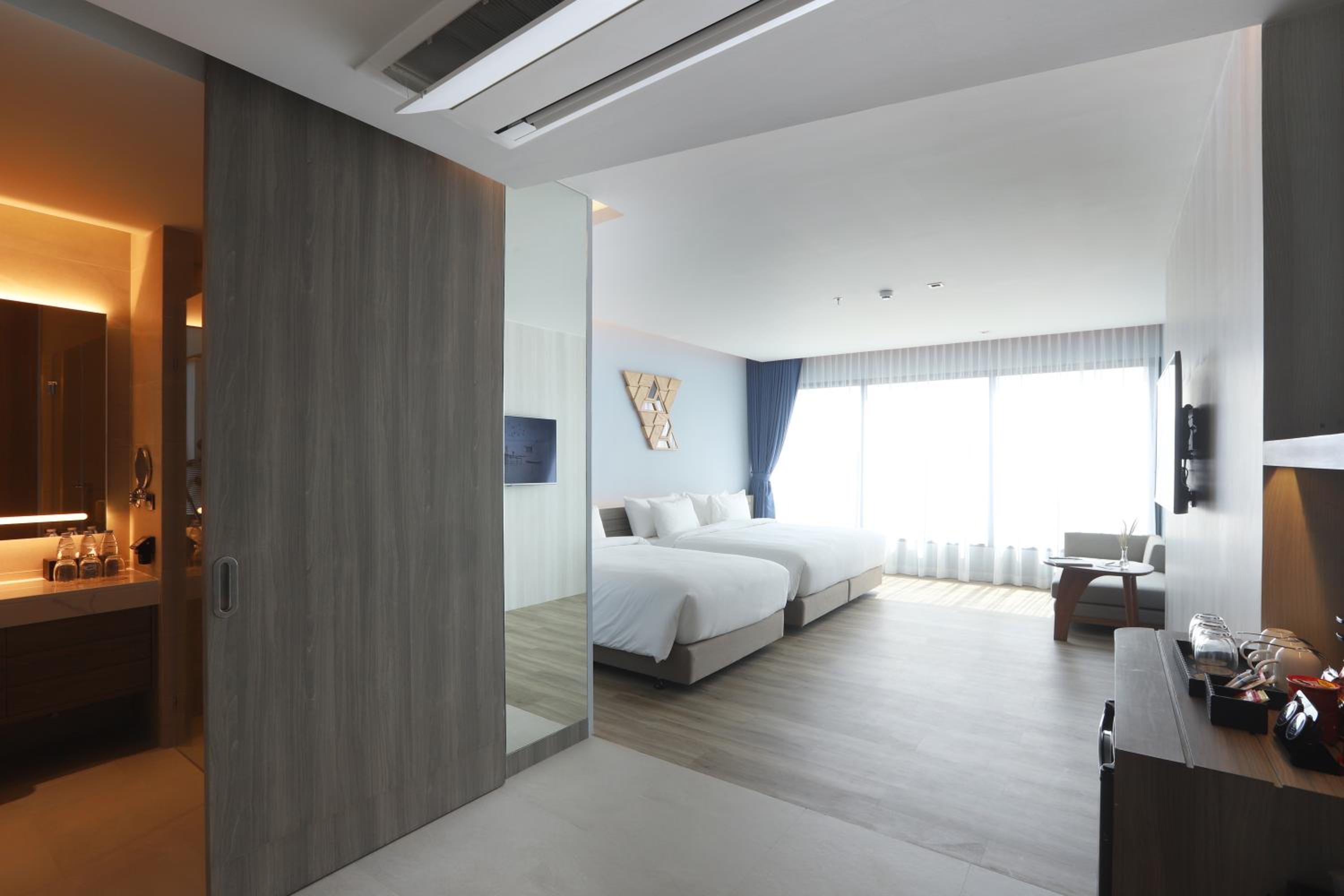 The Signature Hotel Airport 72