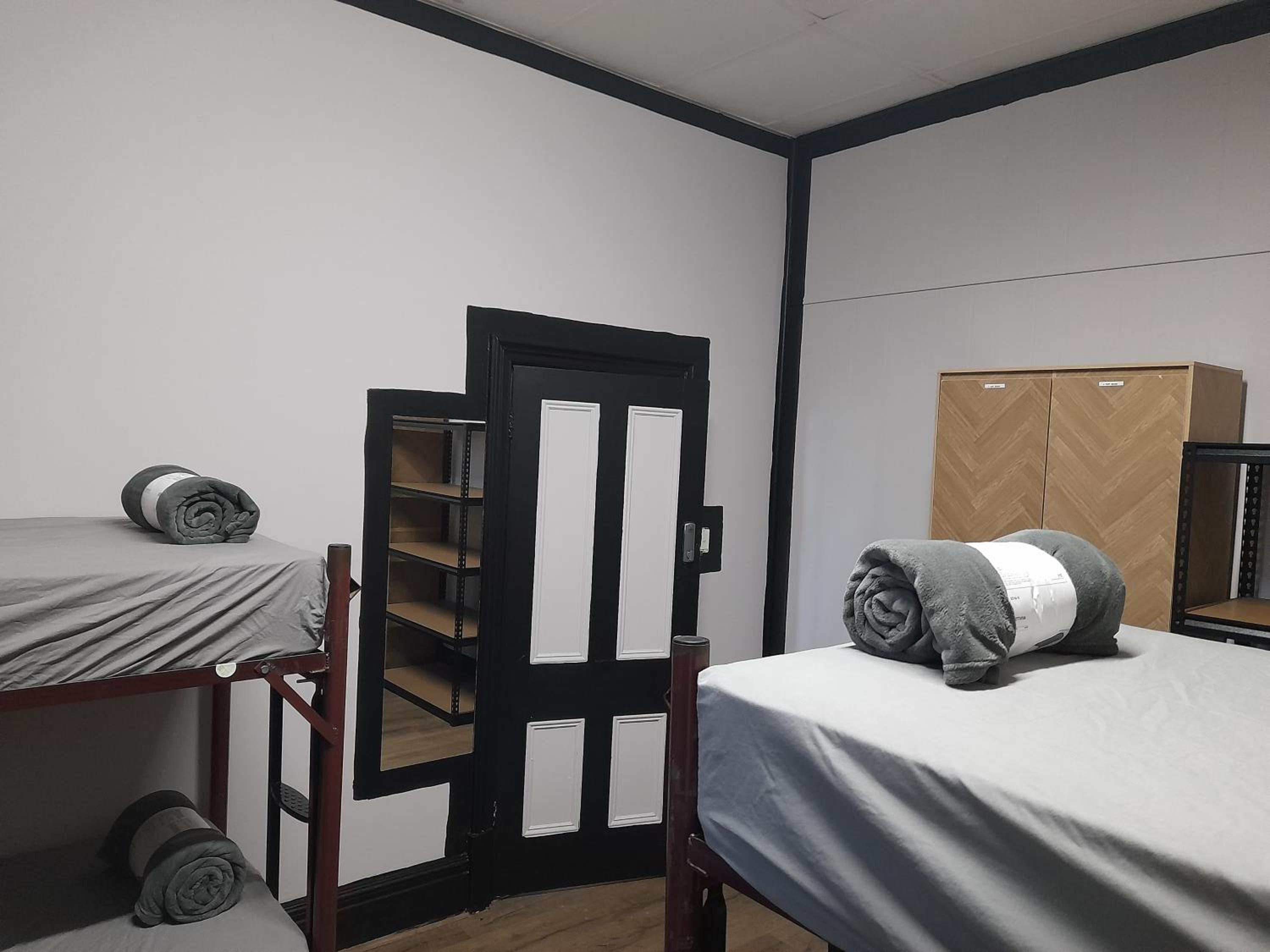 Ozi Inn Backpackers - Perth -Valid International Passport Required