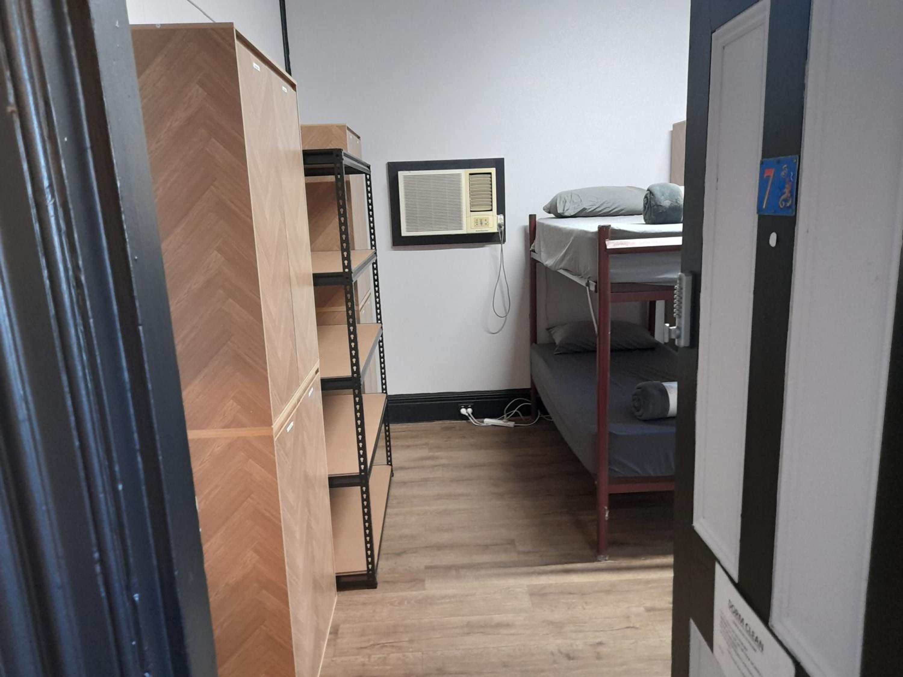 Ozi Inn Backpackers - Perth -Valid International Passport Required