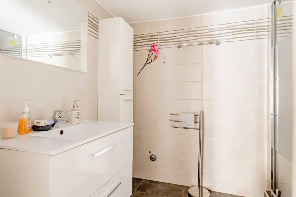 Modern full apt near acropolis/vaccinatedHosts