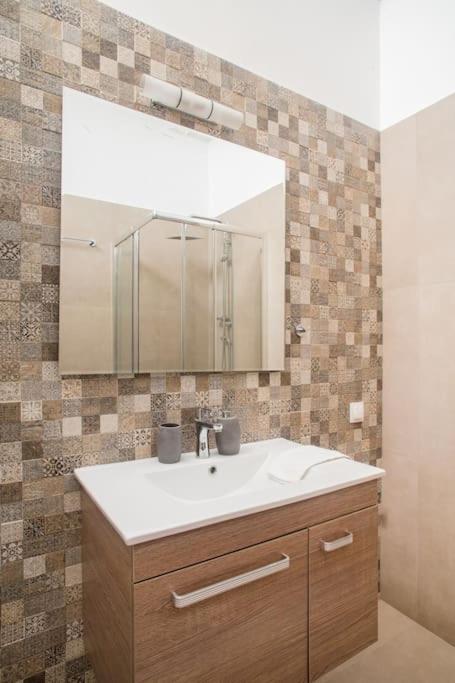 Splendid Full 5BDR/3bath/2kitchens Mansion in ATH