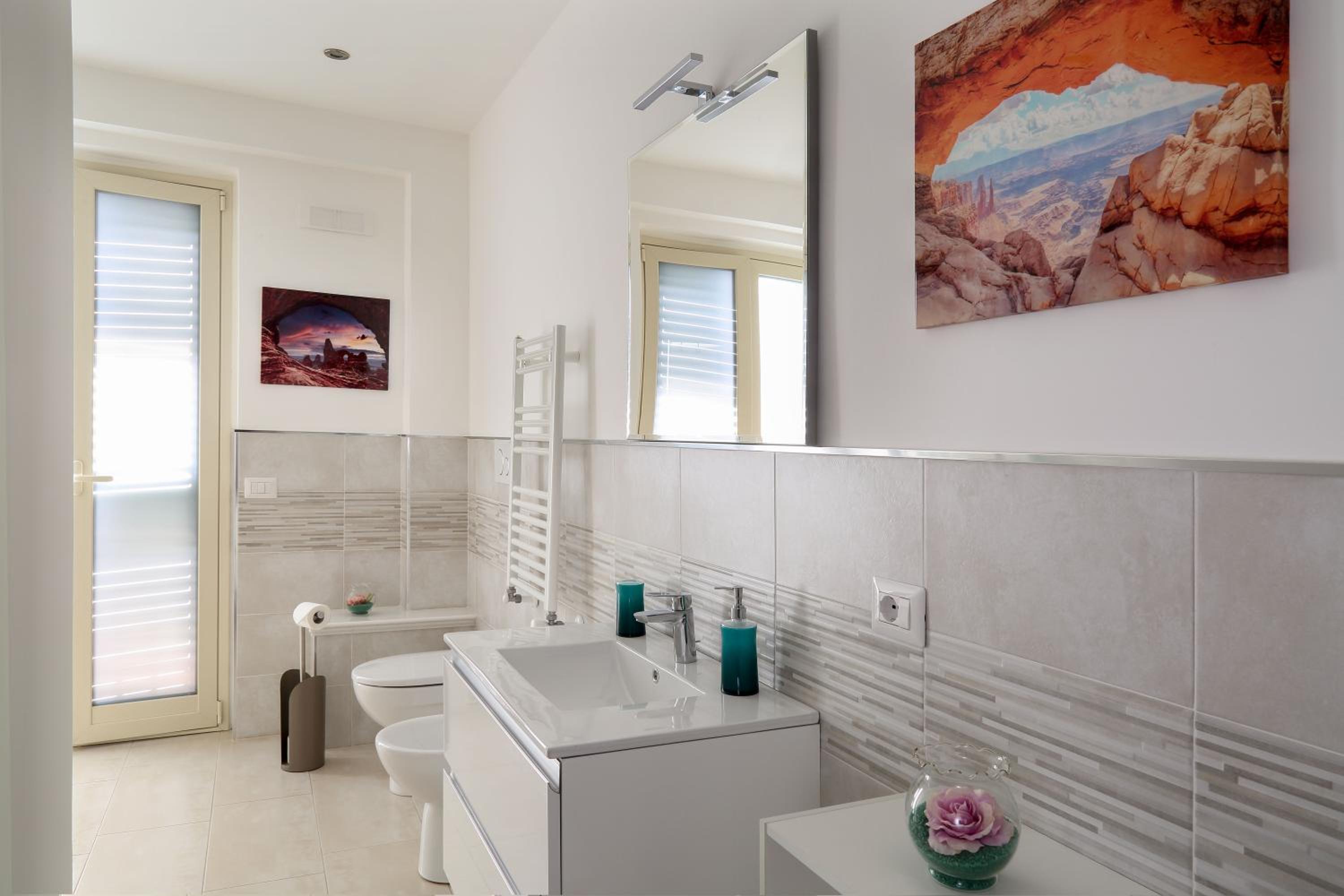 La Perla en Taormina — bathroom