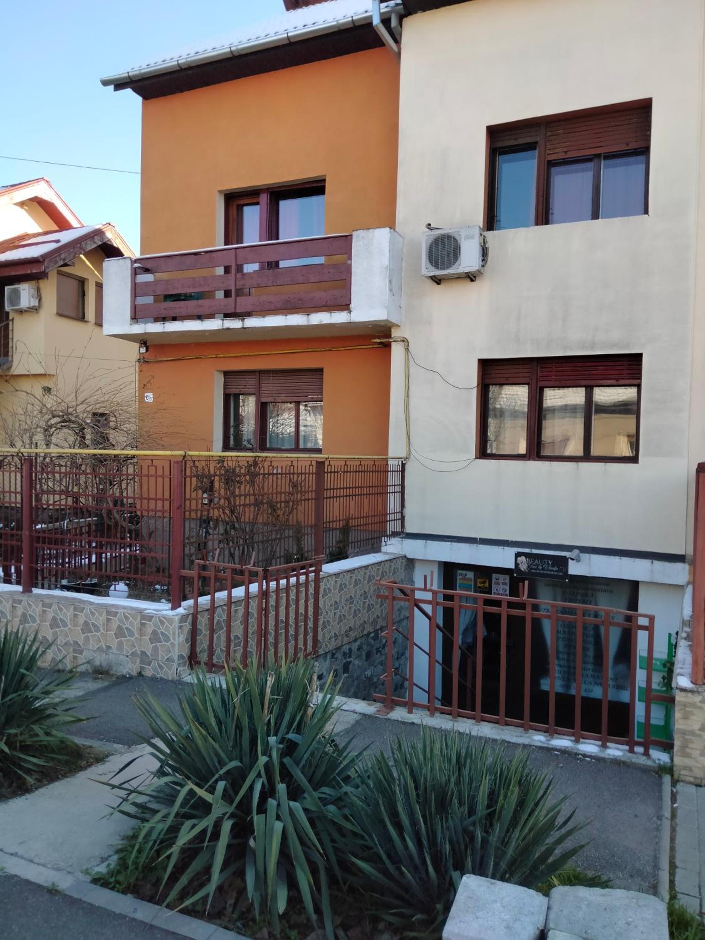 Hotel Apartament cu terasa la casa Valentin - Image 1