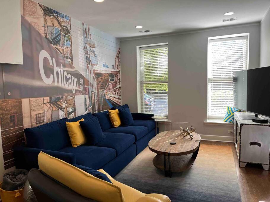Trendy West Town Flat - 2 bed / 1.5 bath w parking view 5