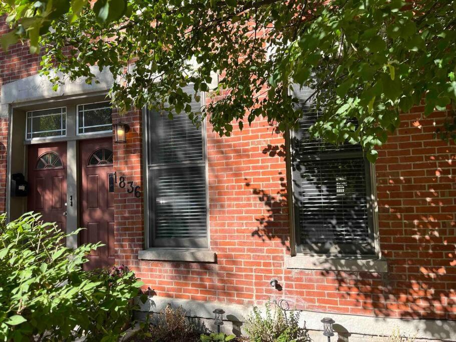 Trendy West Town Flat - 2 bed / 1.5 bath w parking view 3