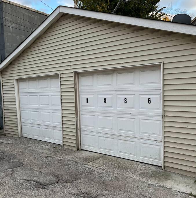 Trendy West Town Flat - 2 bed / 1.5 bath w parking view 4