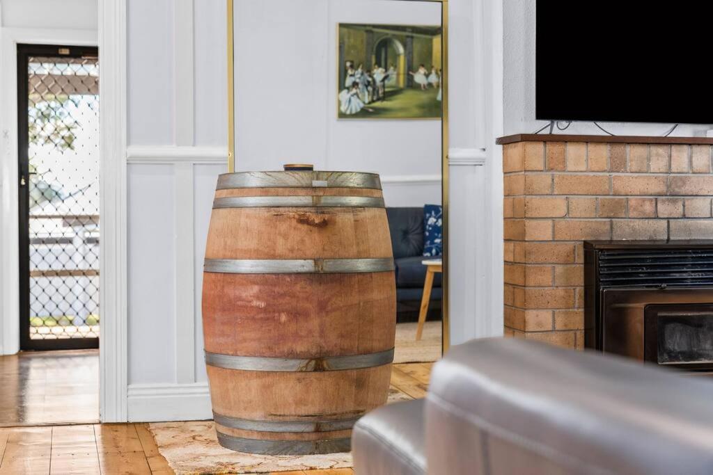 HOLIDAYS ON LOVE STREET / HUNTER VALLEY