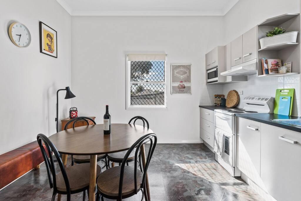 HOLIDAYS ON LOVE STREET / HUNTER VALLEY
