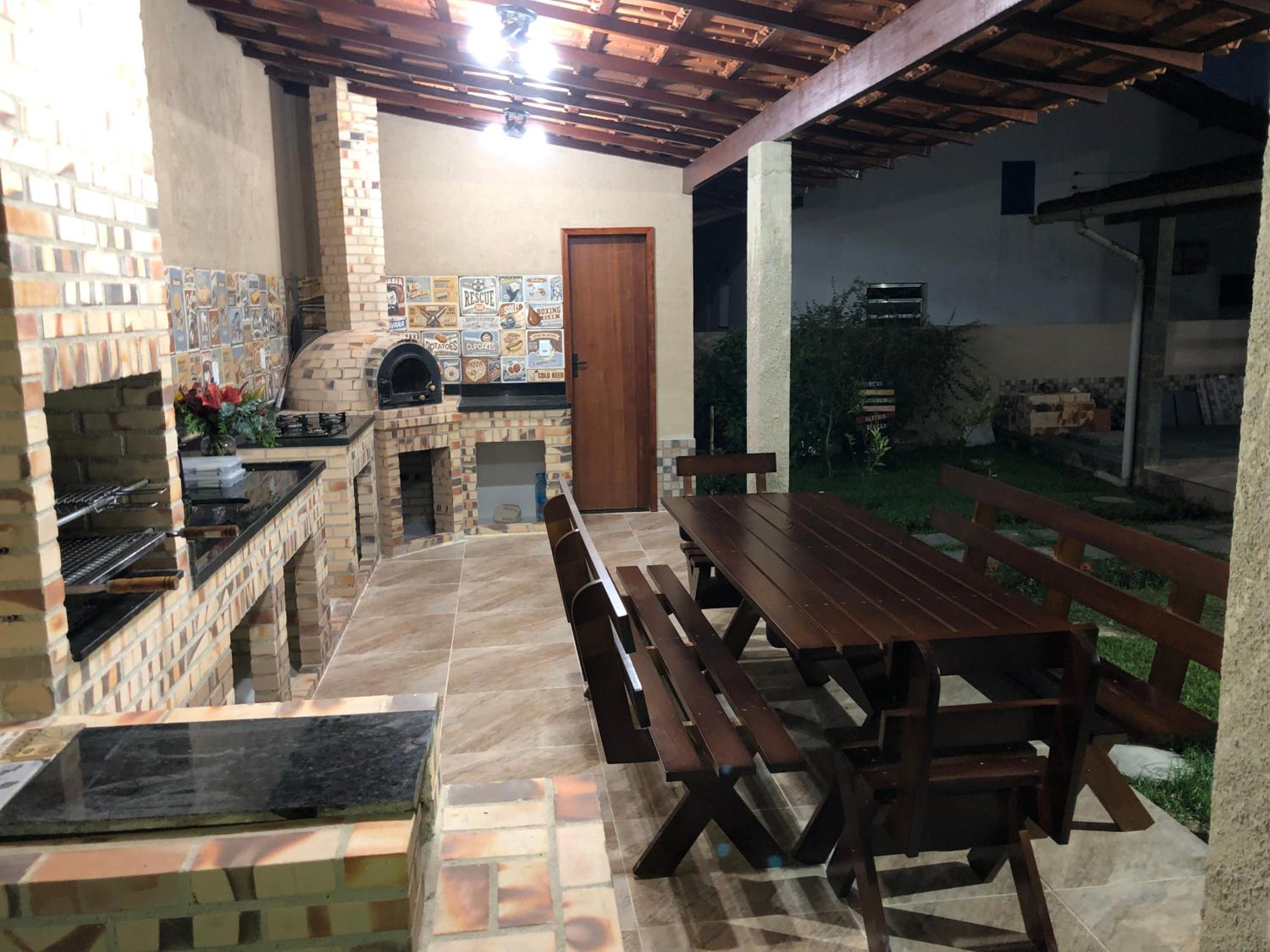 Casa com piscina, ar condicionado, campo de futebol e área gourmet a um quarteirão da lagoa de Praia Seca
