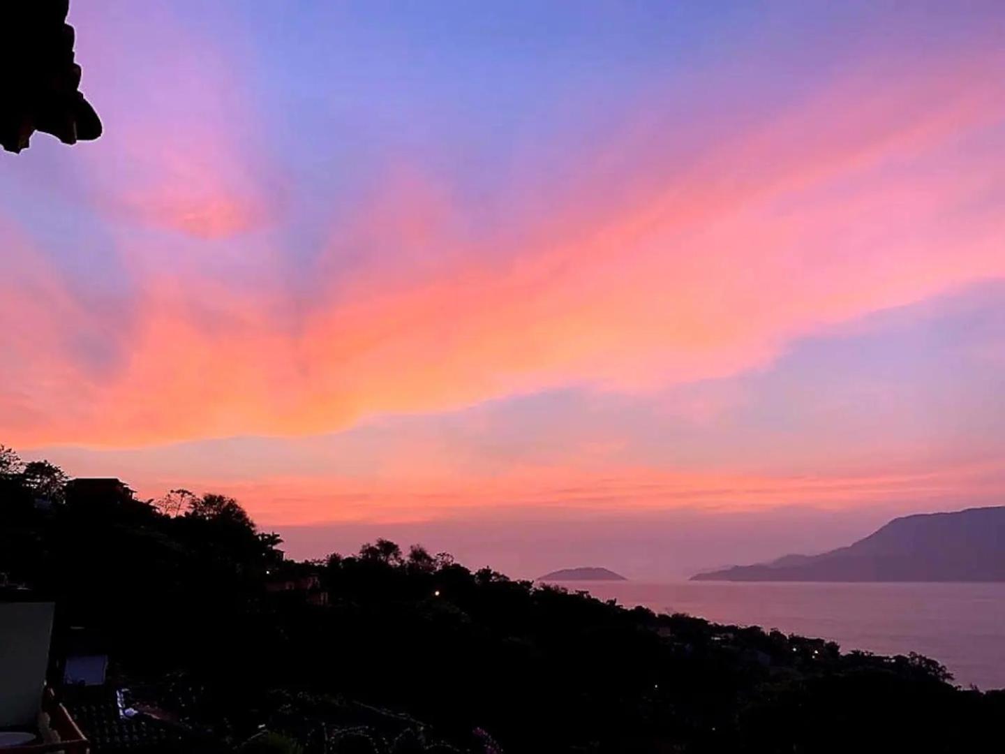 Residência em condom, 1 ou 2 suítes, vista para o mar, Praia do Curral, Ilhabela