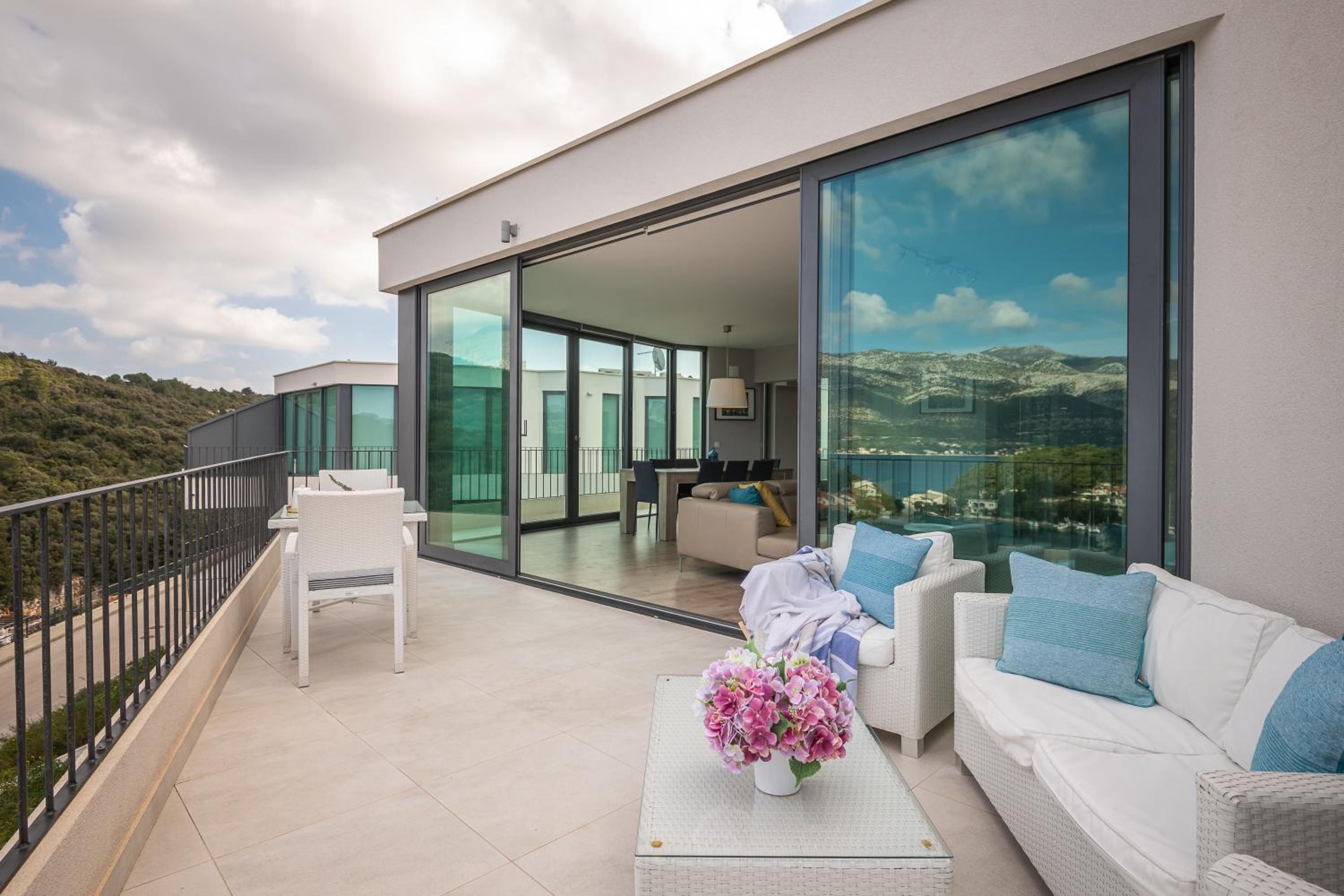 Green Hill Penthouse apartment photo 4