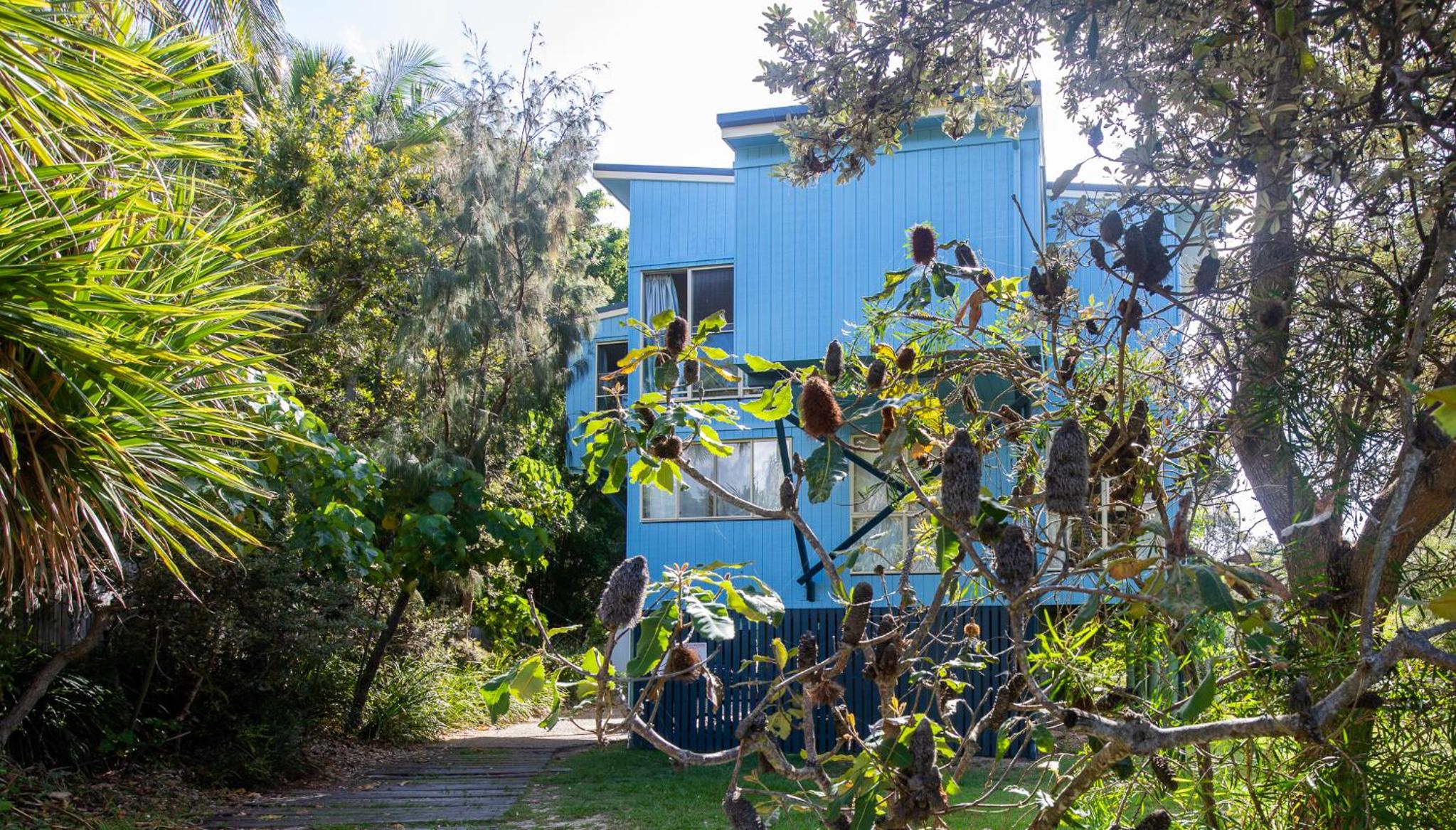 The Blue House - 100M TO BEACH, PET FRIENDLY, BIG HOUSE, SLEEPS 8