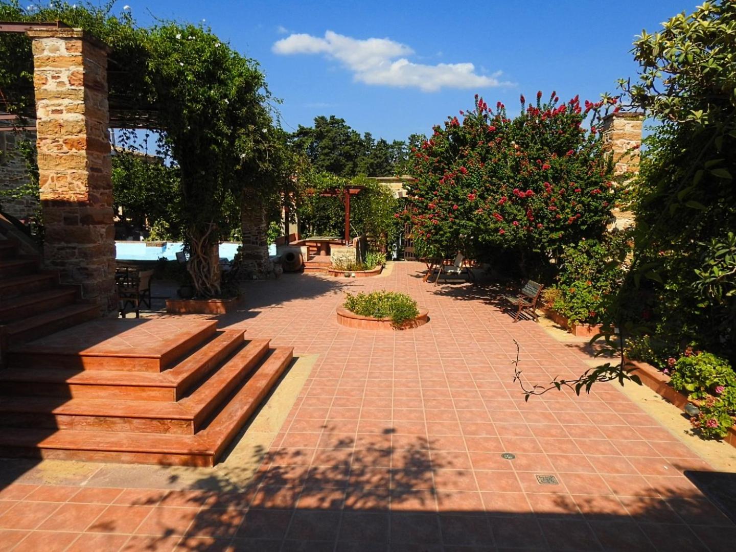 Mouzaliko Guesthouse Mansion view 3
