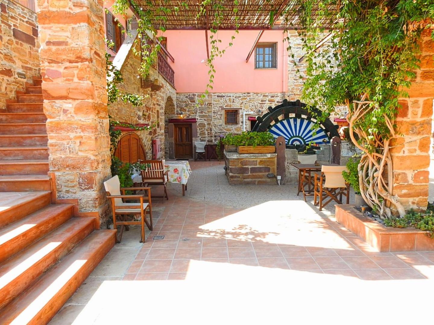 Mouzaliko Guesthouse Mansion view 4