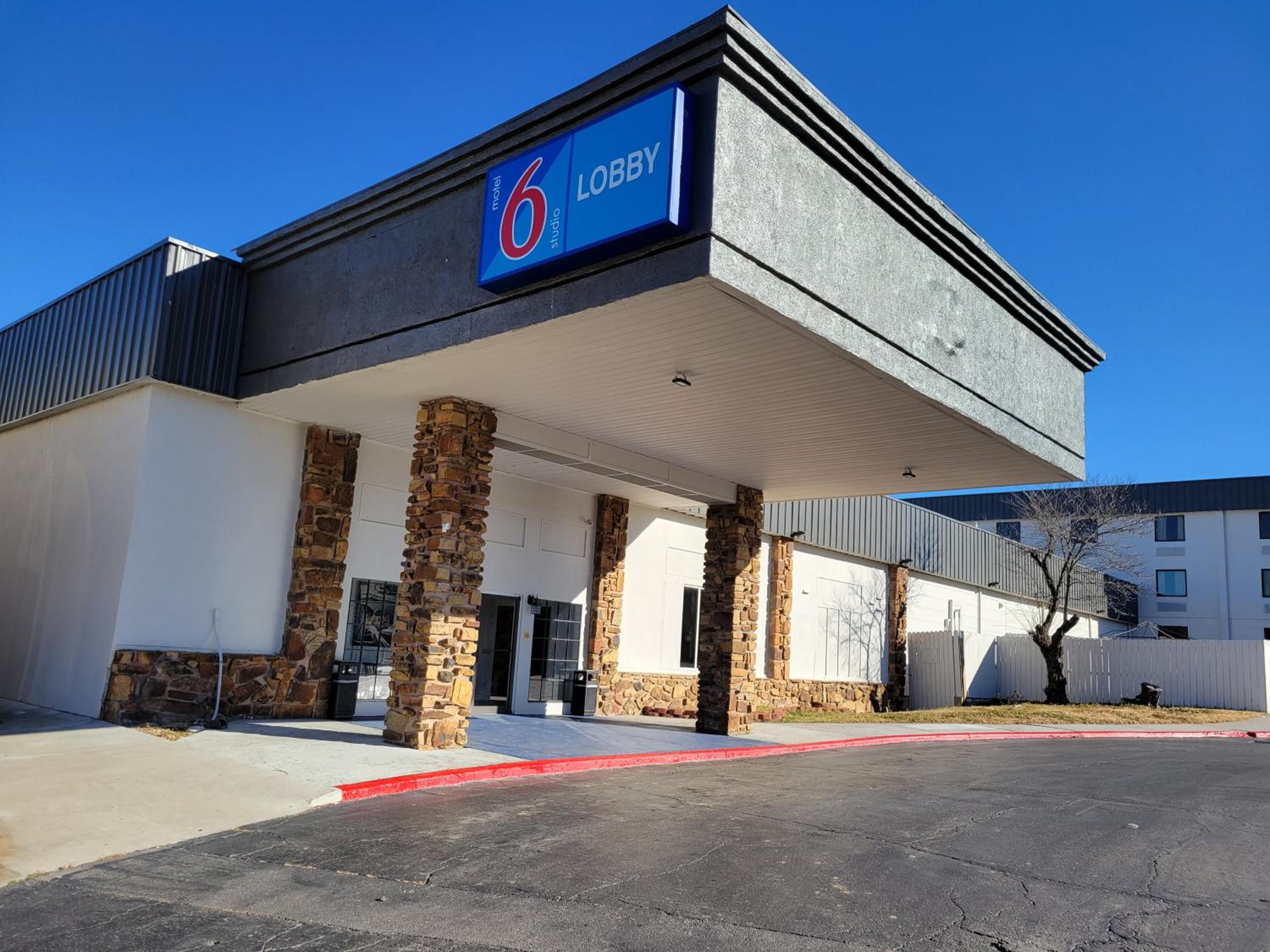Bartlesville Vacations - Motel 6 - Bartlesville, OK - Property Image 2