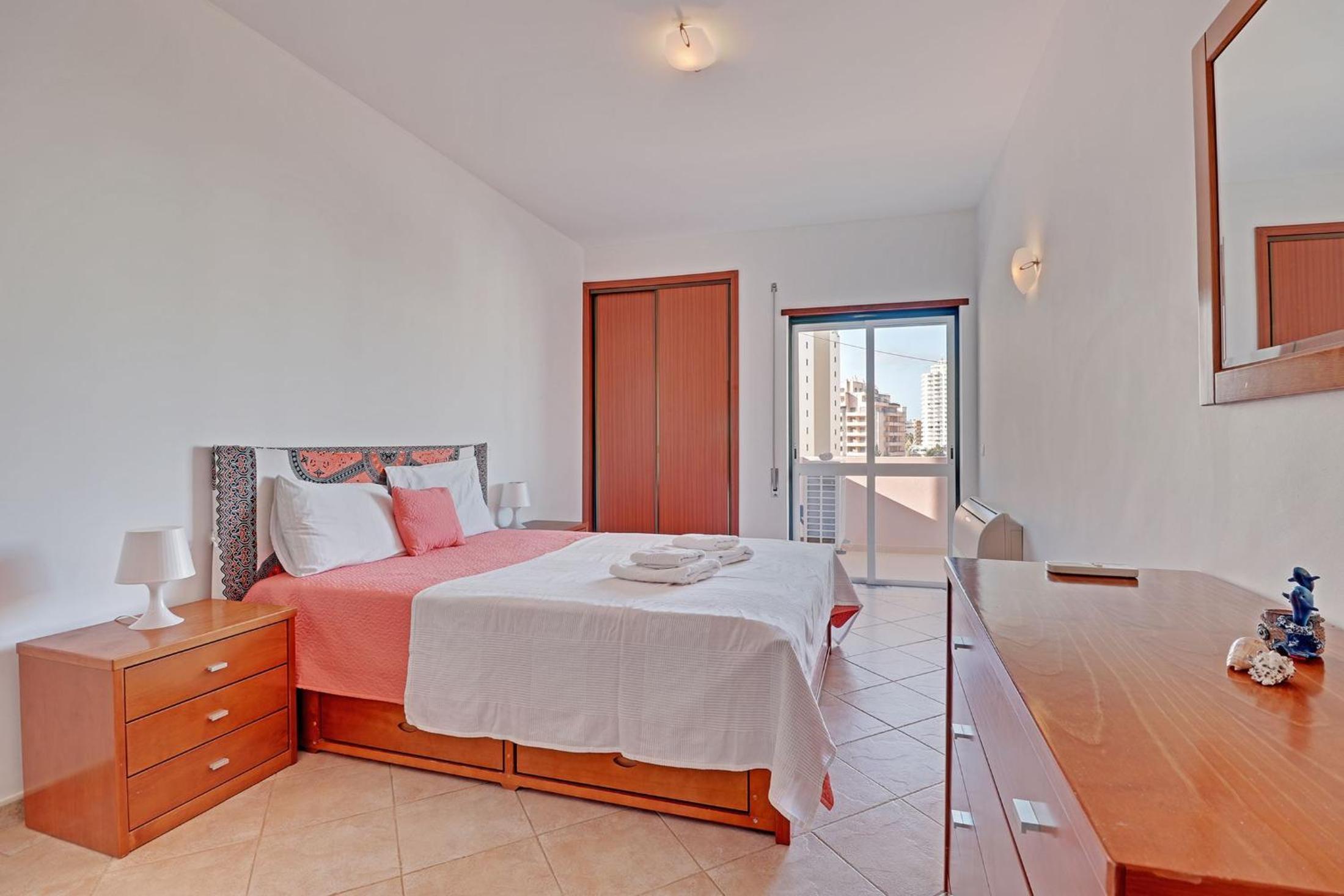 Praia da Rocha Central 1 With Pool by Homing view 4
