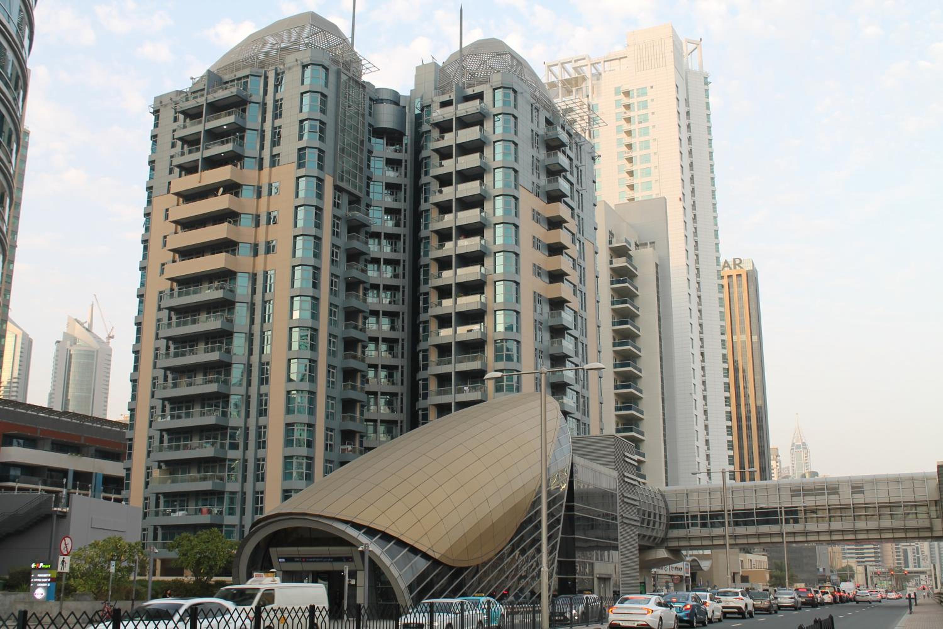 Newly furnished One Bedroom Apartment next to Metro & Beach in Marina Residence