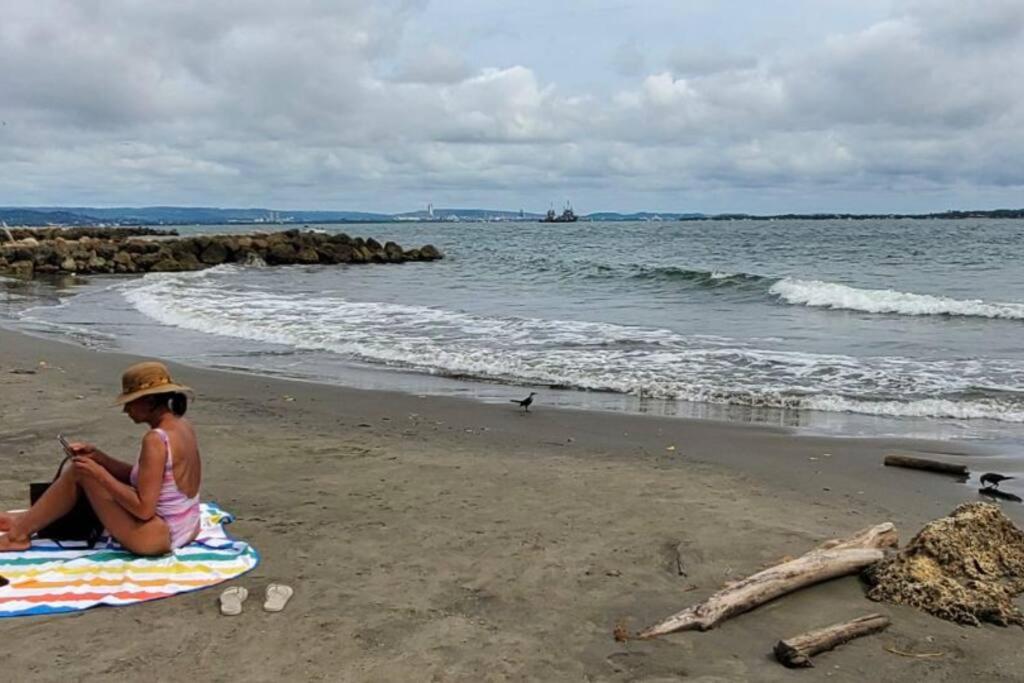 Apartamento con VISTA AL MAR, A una cuadra de la PLAYA. Piso 16