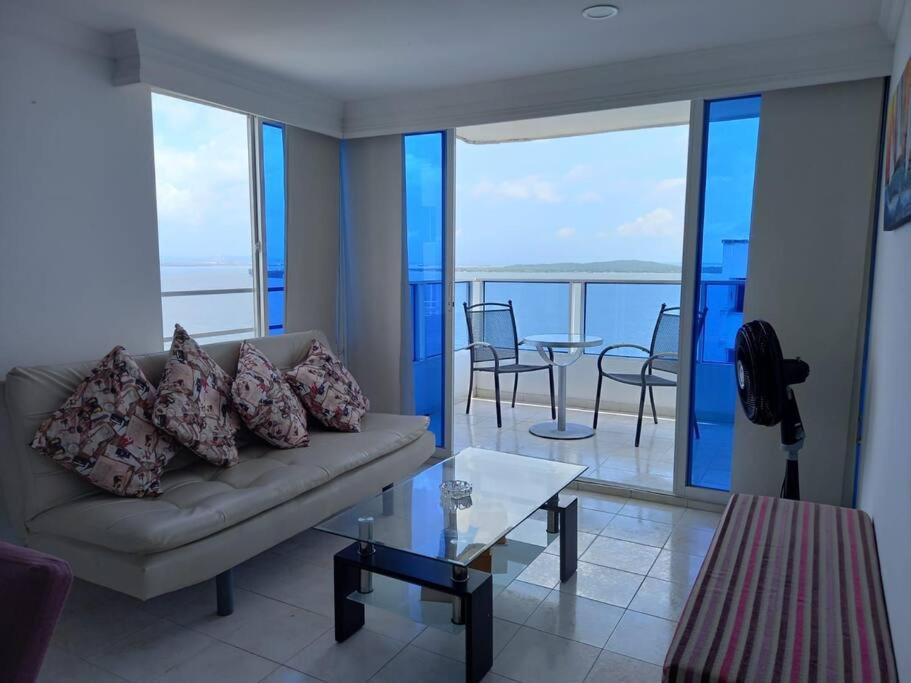 Apartamento con VISTA AL MAR, A una cuadra de la PLAYA. Piso 16