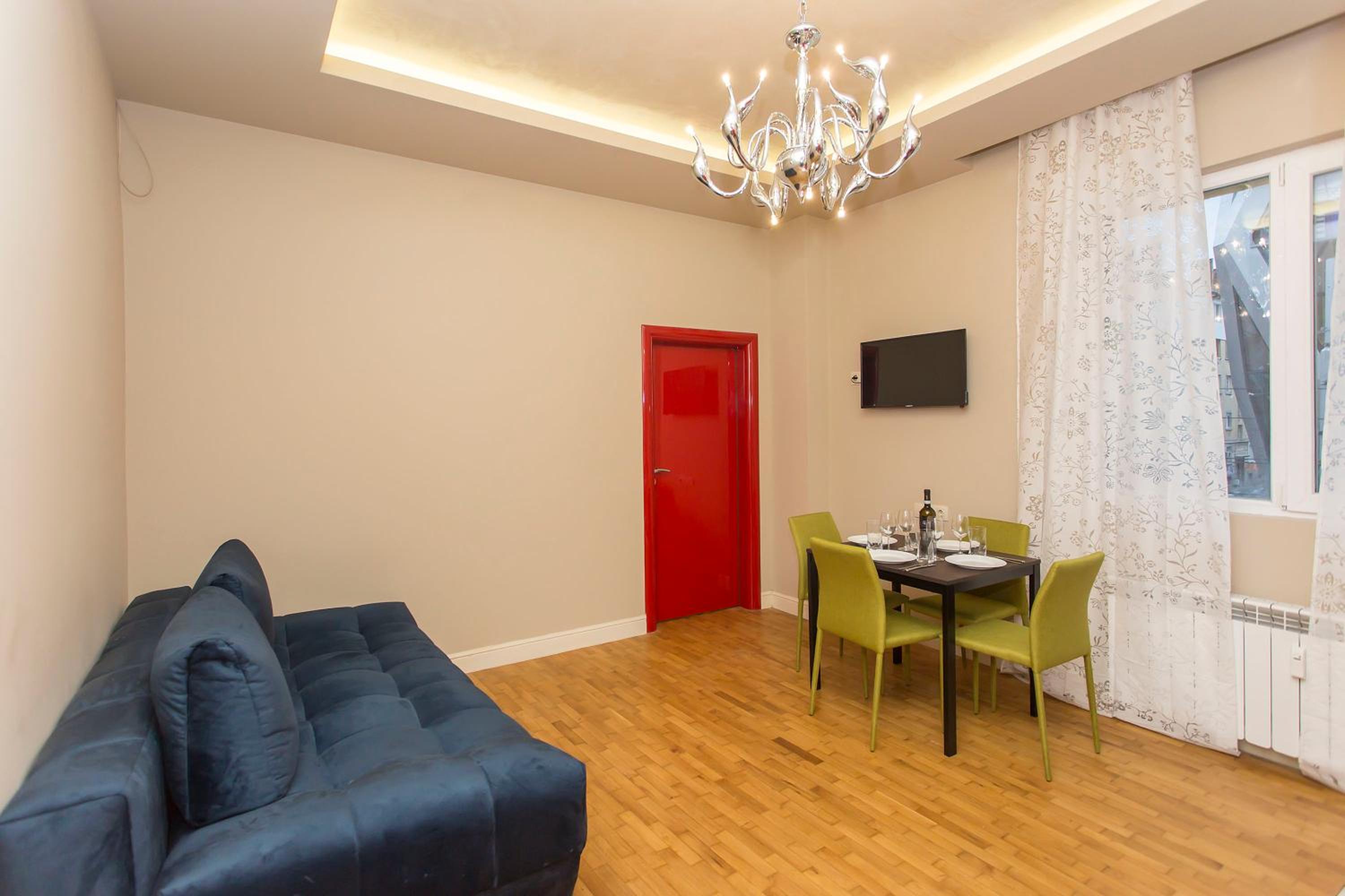 Elegant 2bdr Apartment with a Balcony view 3