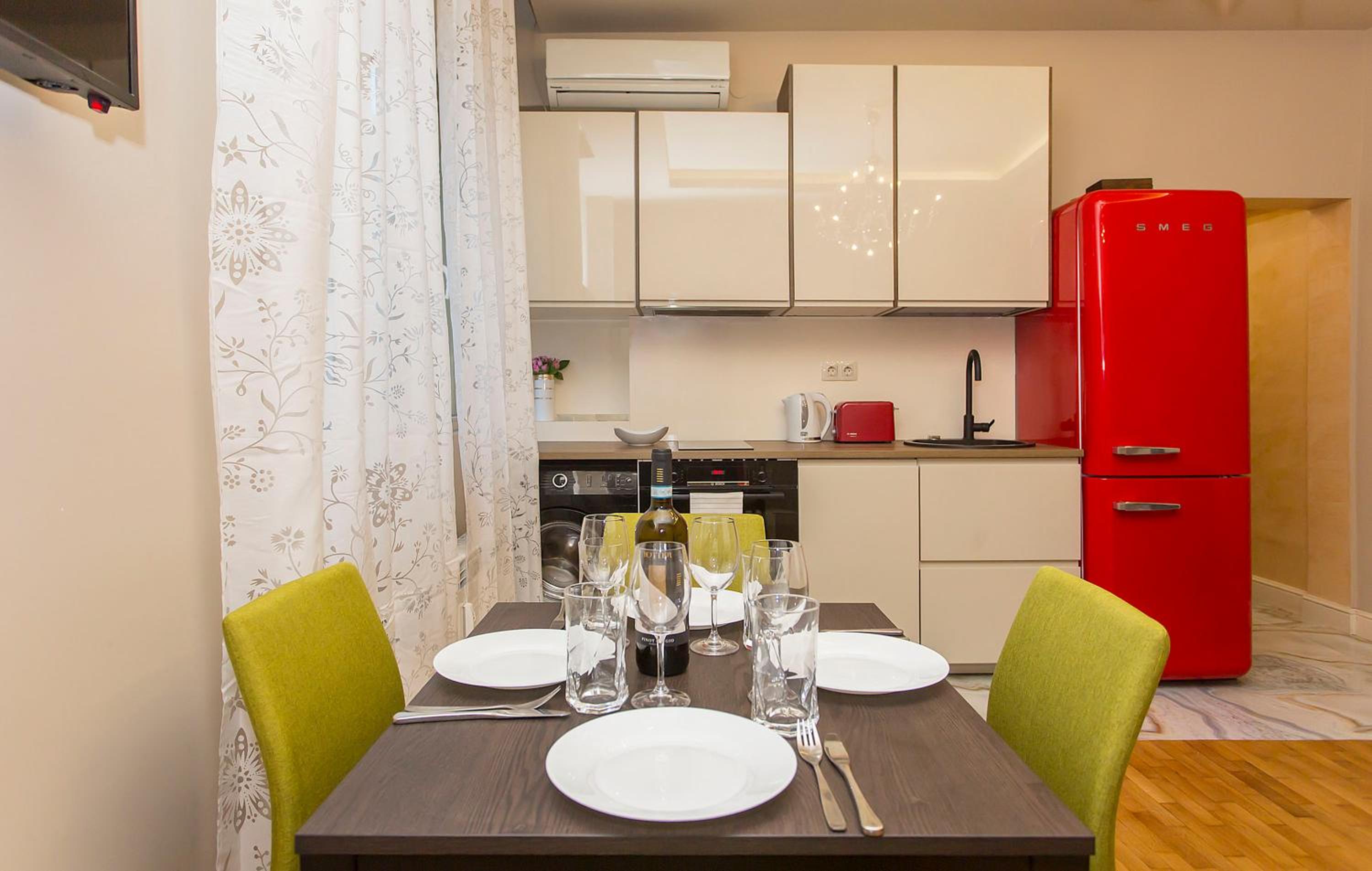 Elegant 2bdr Apartment with a Balcony view 2