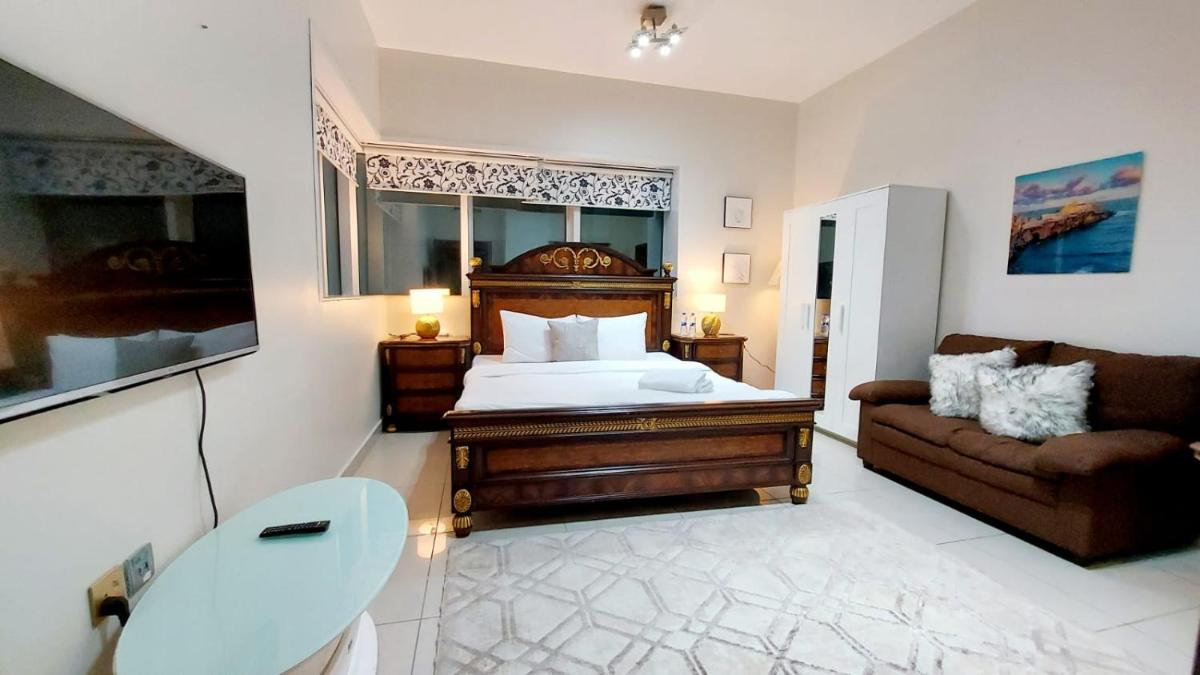 Private rooms in 3 bedroom apartment SKYNEST Homes marina pinnacle