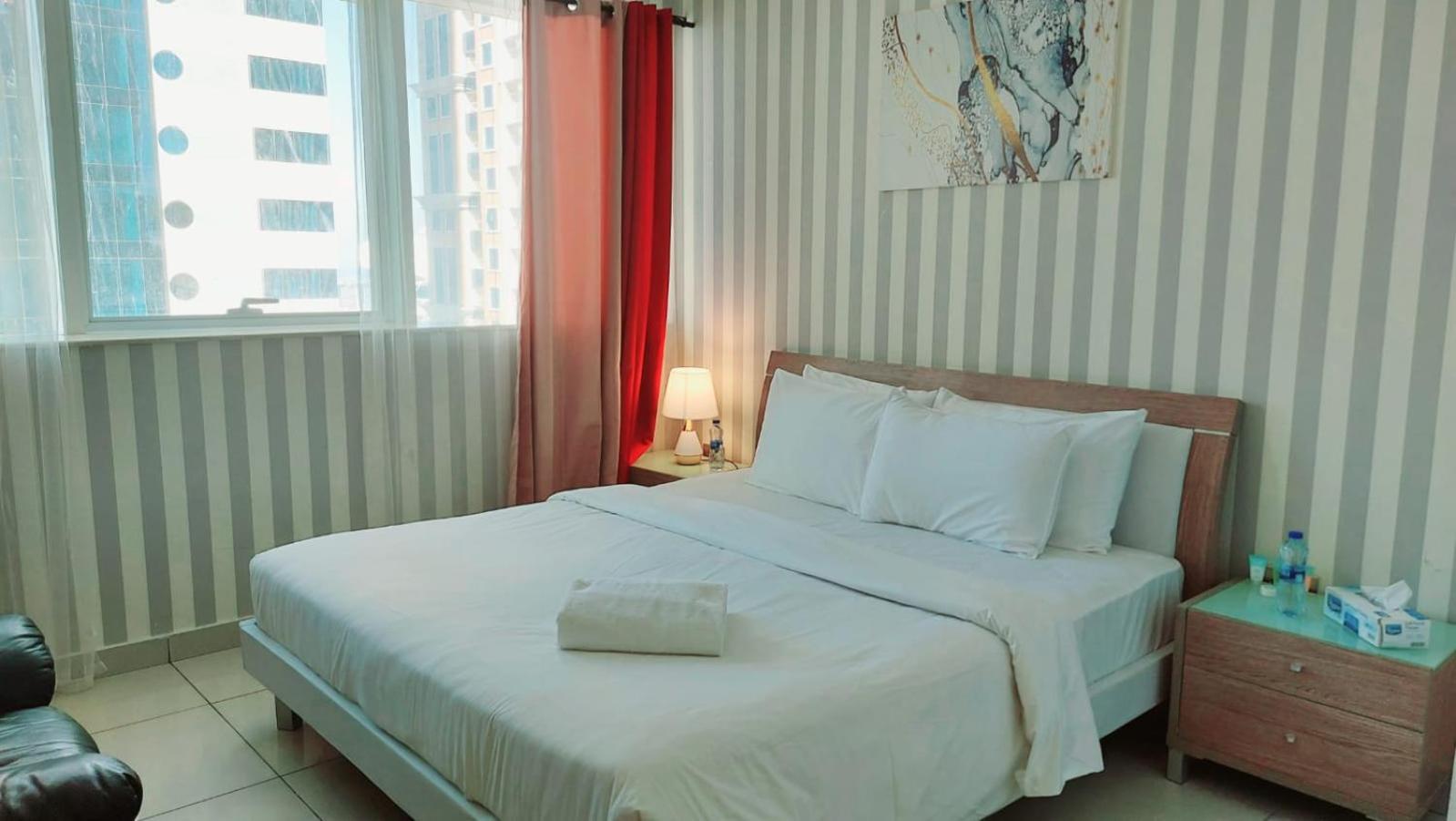Private rooms in 3 bedroom apartment SKYNEST Homes marina pinnacle