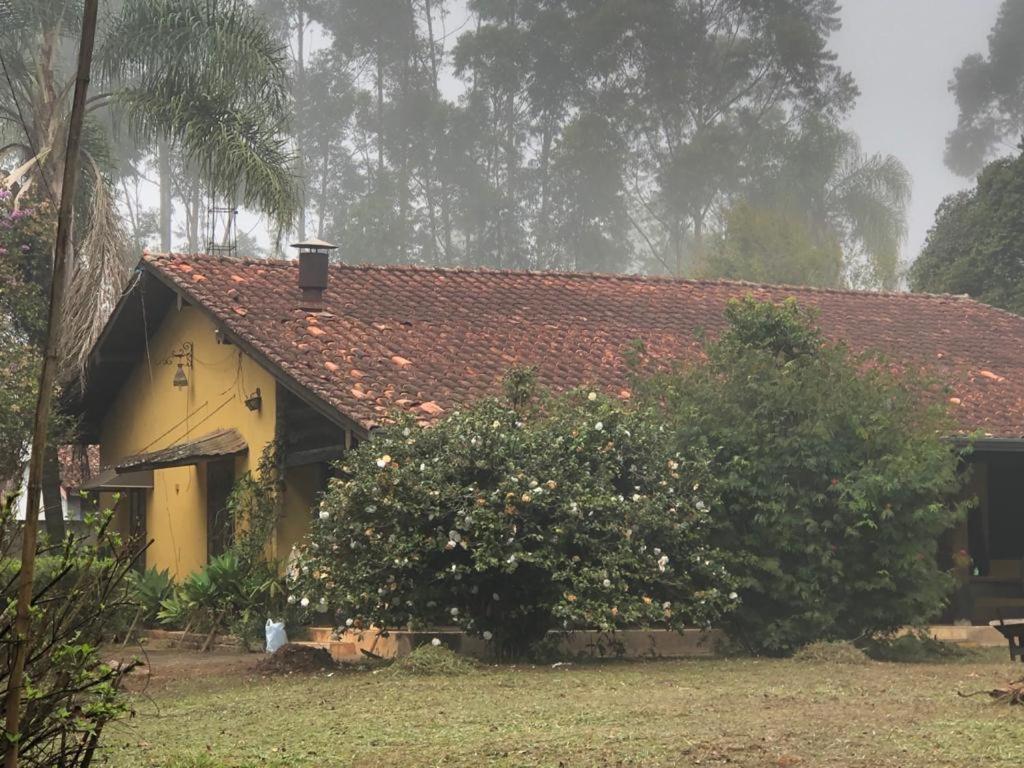 Casa da Fazenda- no bosque com lareira e banheira