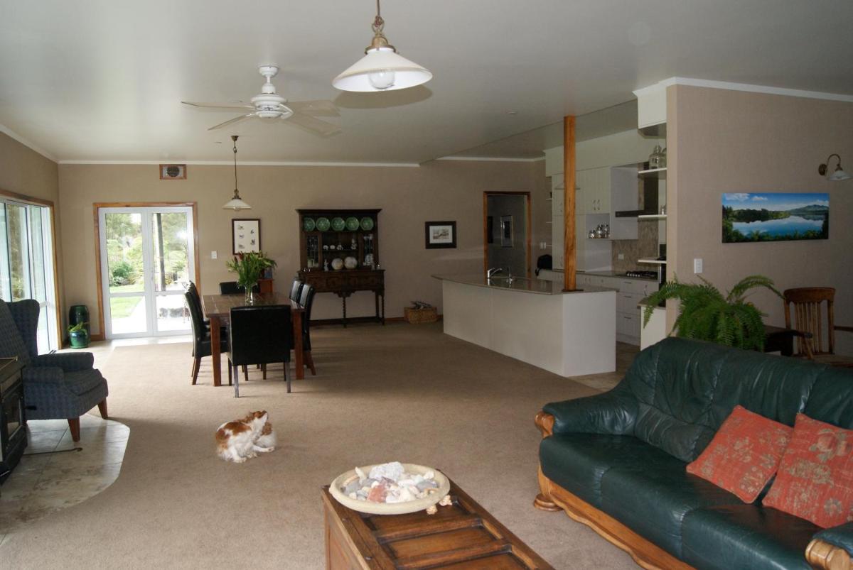 Gully Retreat Karapiro view 5