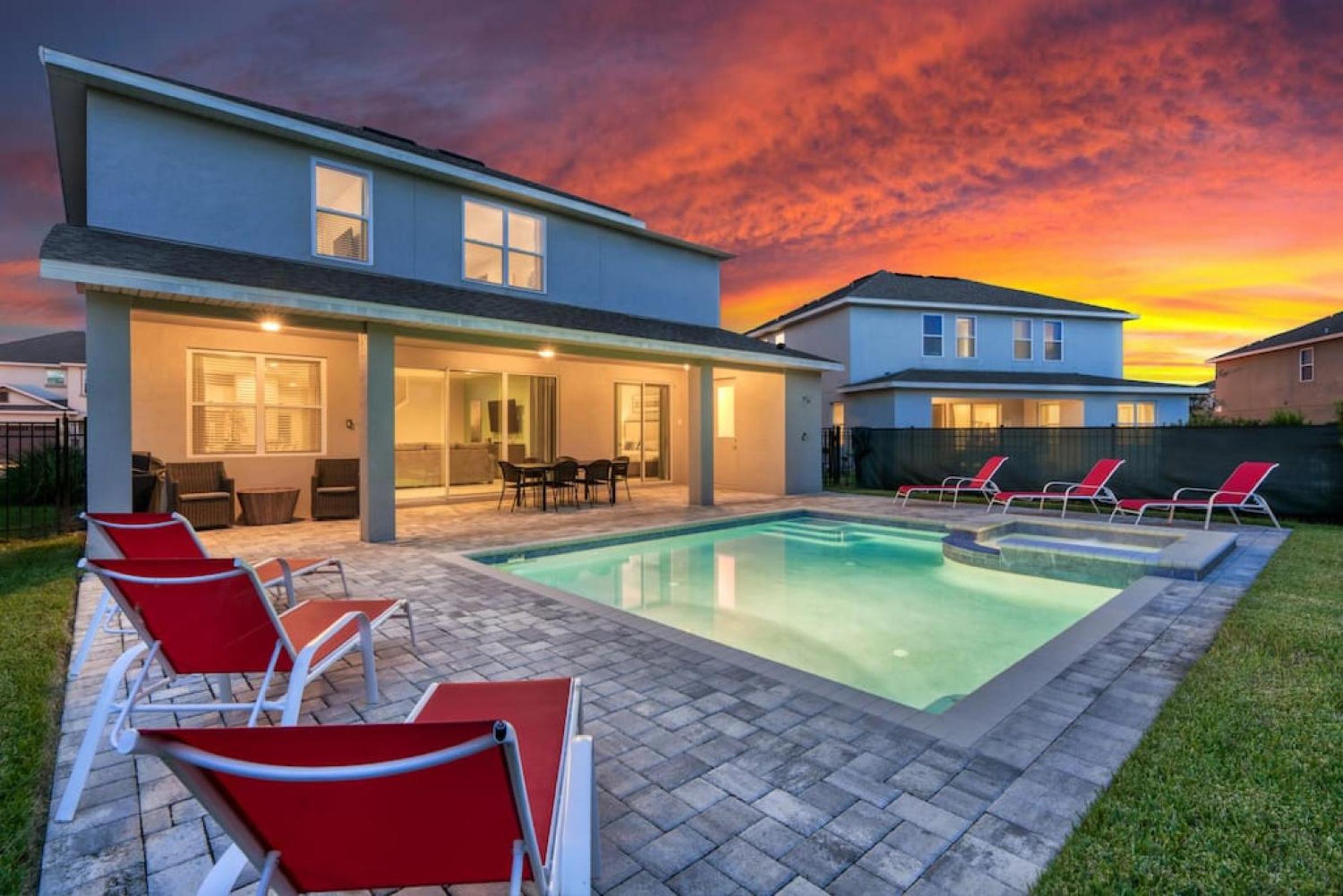 Spacious 8 BDR Family Home with Arcades and Free Pool Heat