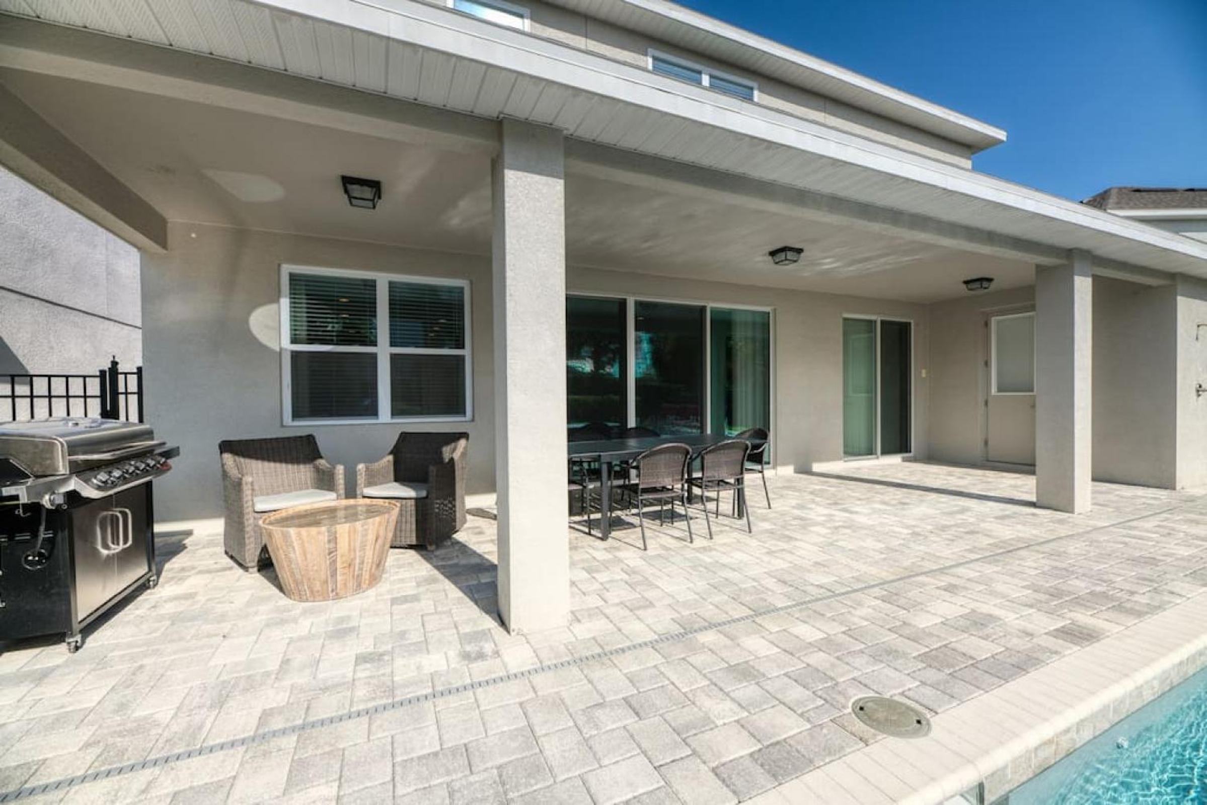 Spacious 8 BDR Family Home with Arcades and Free Pool Heat