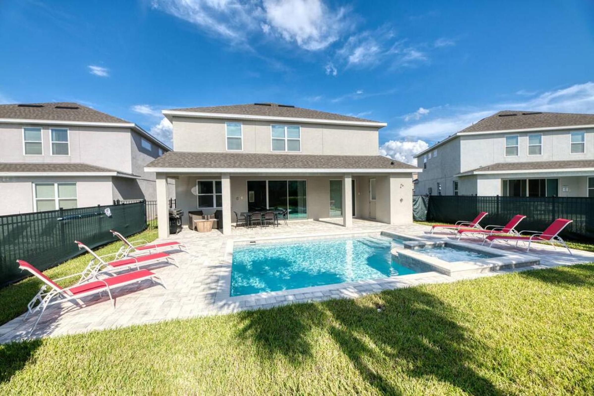Spacious 8 BDR Family Home with Arcades and Free Pool Heat