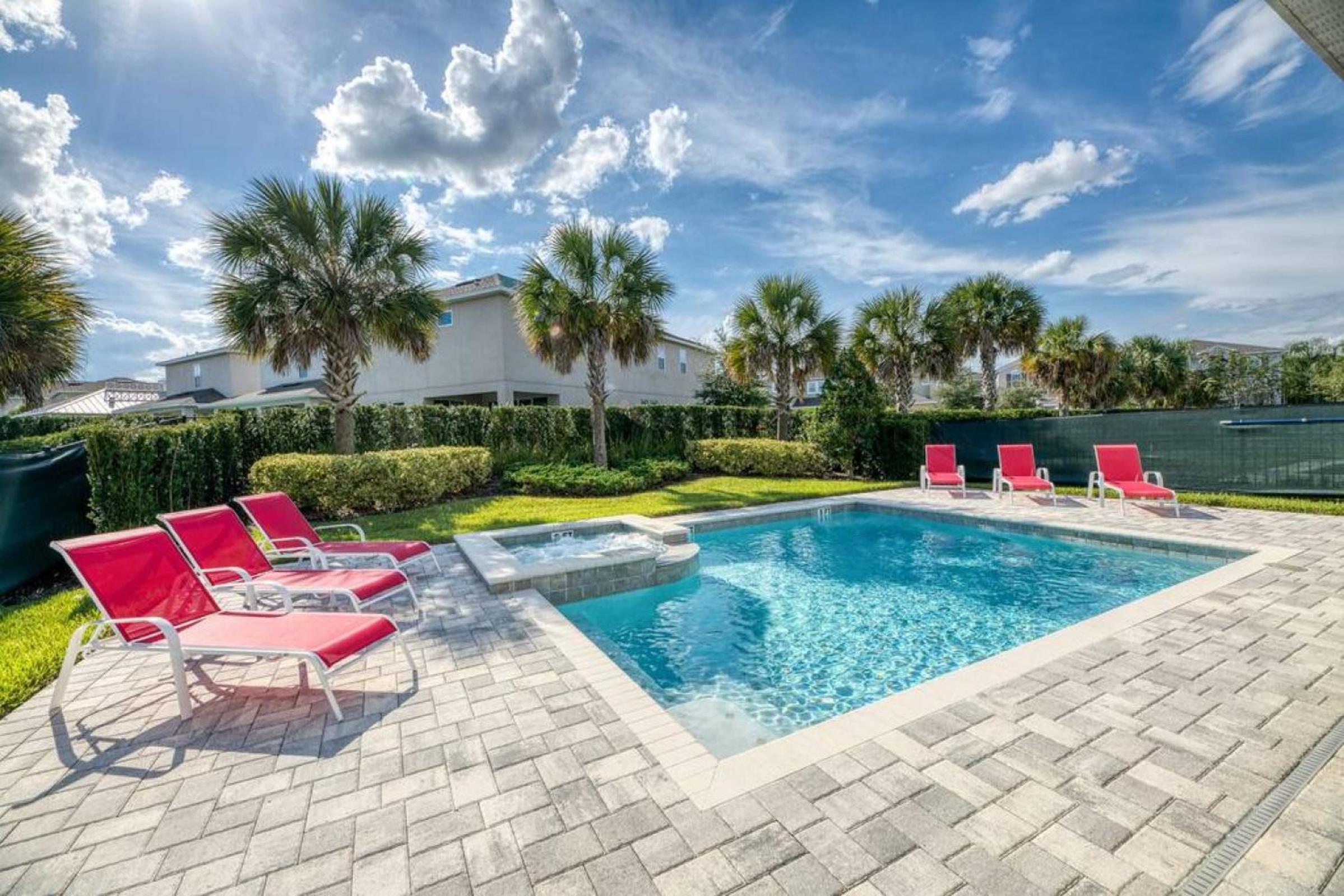 Spacious 8 BDR Family Home with Arcades and Free Pool Heat
