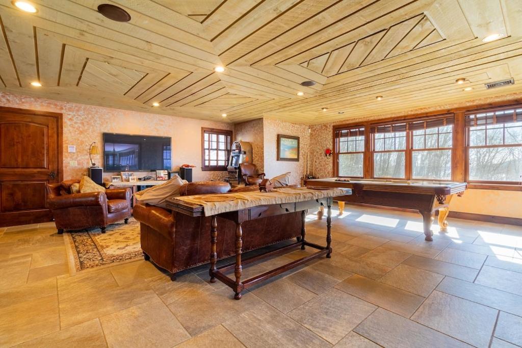 Exclusive High End Candlewood Lake retreat, photo 6
