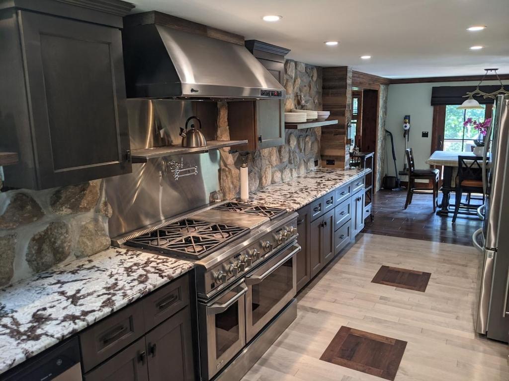 Exclusive High End Candlewood Lake retreat, photo 35